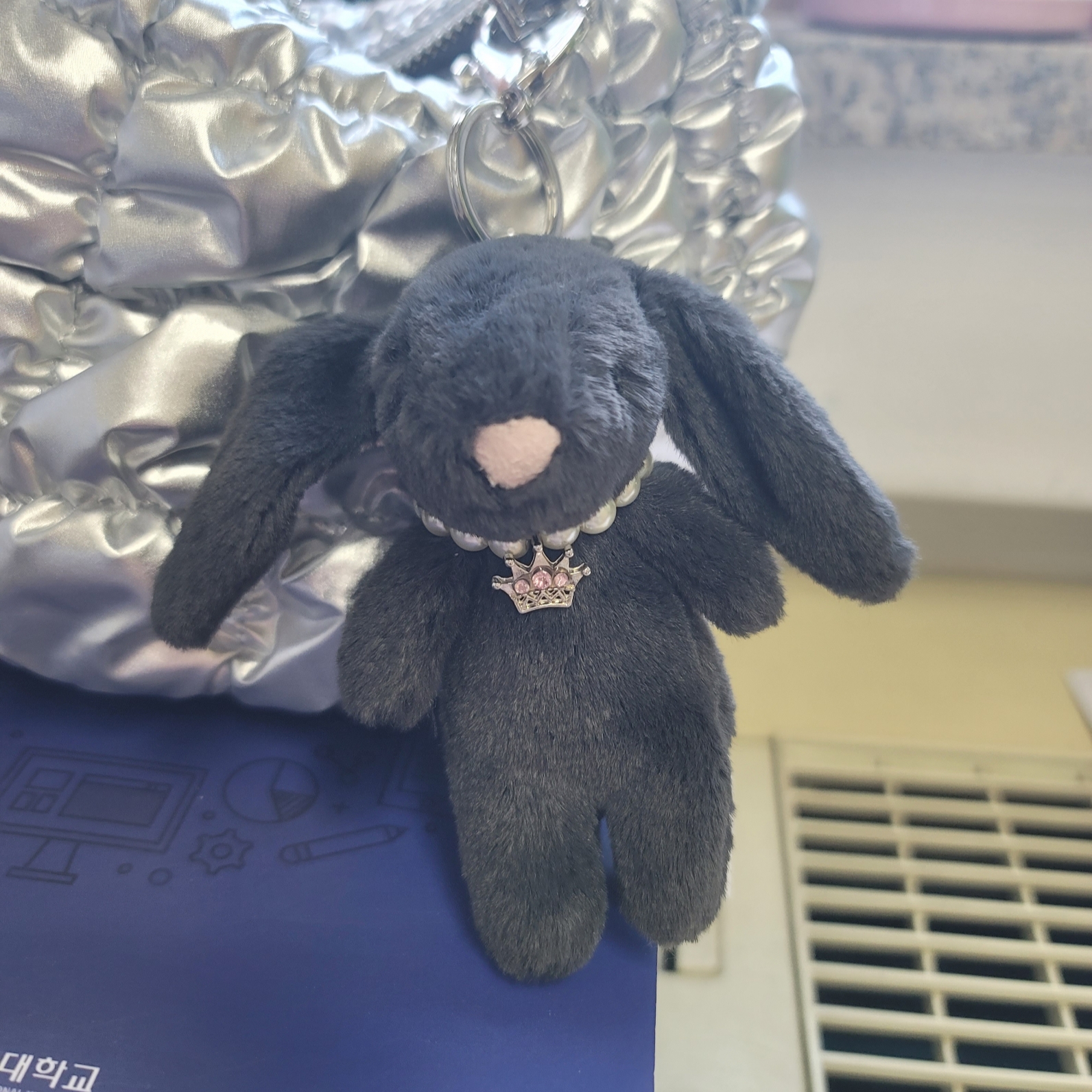Jellycat Bashful Bunny Bag Charm Ink 착용 스타일