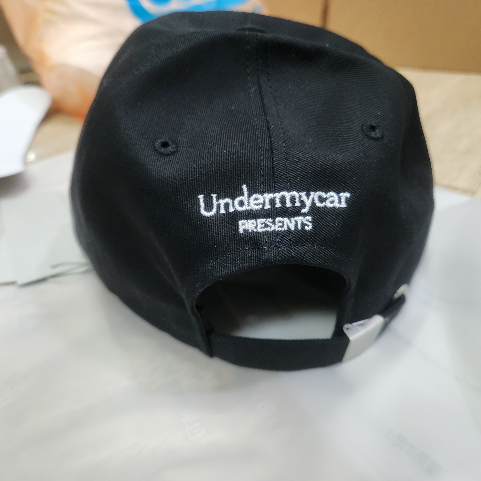 Undermycar Mu.17 Anti Fxxking Logo Play Basic Ball Cap Black / White 착용 스타일 - 3