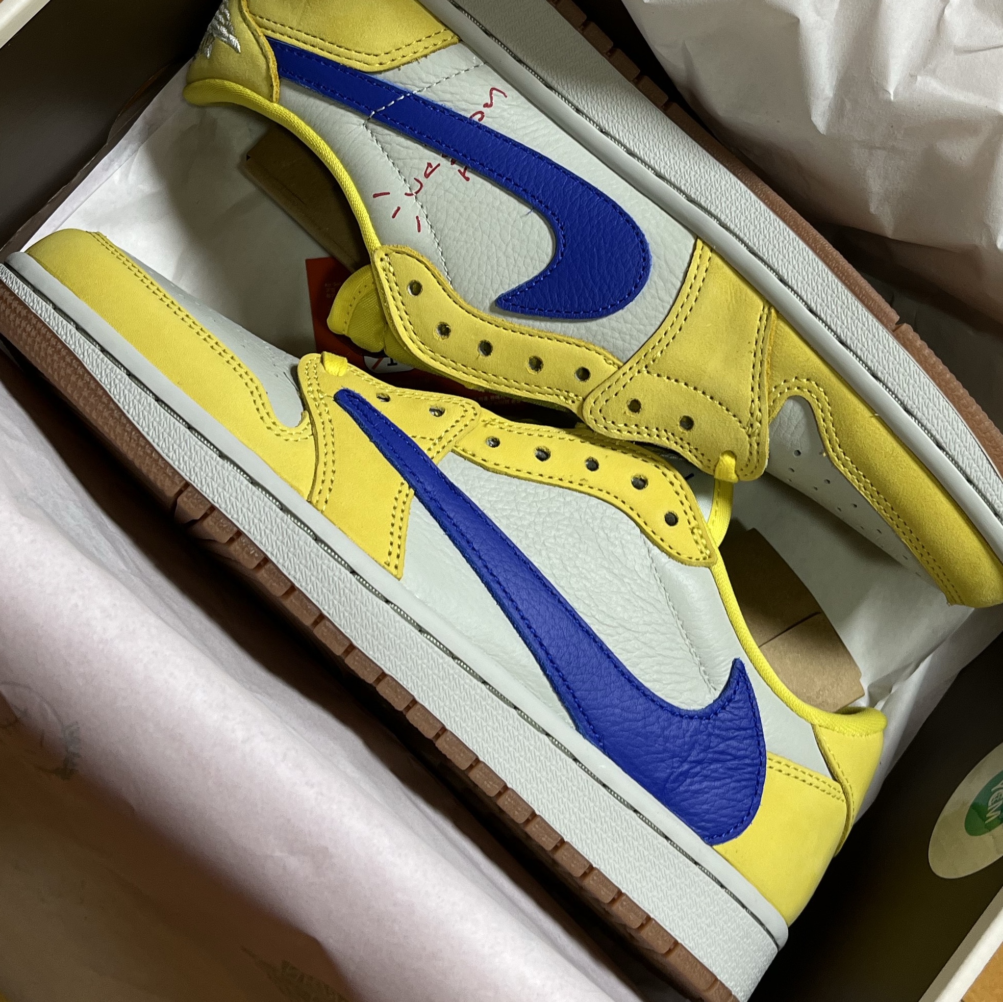 (W) Jordan 1 x Travis Scott Retro Low OG SP Canary 착용 스타일 - 1