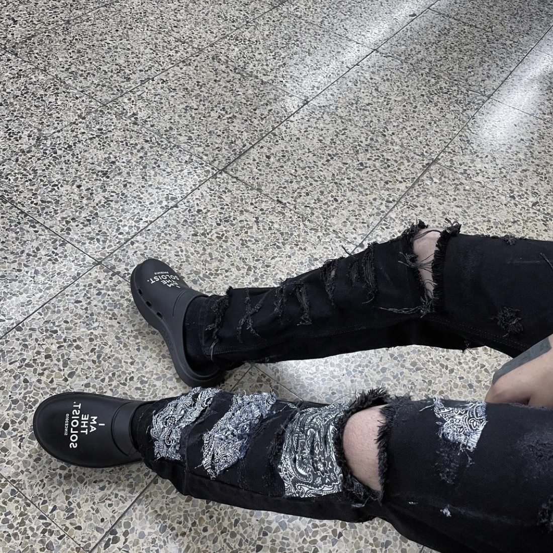 Oofos x Takahiromiyashita The Soloist Signature Clog Black White 착용 스타일