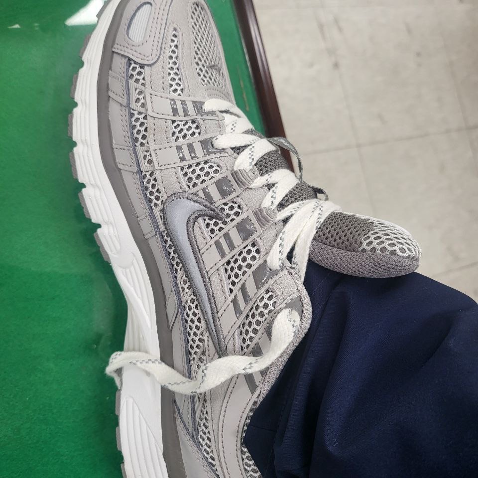 Nike P-6000 PRM Light Iron Ore 착용 스타일 - 2