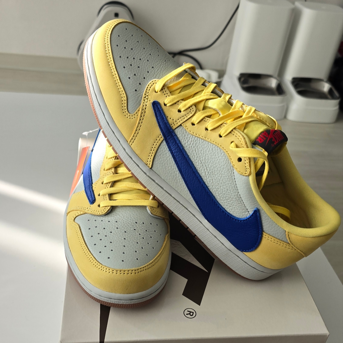 (W) Jordan 1 x Travis Scott Retro Low OG SP Canary 착용 스타일 - 3