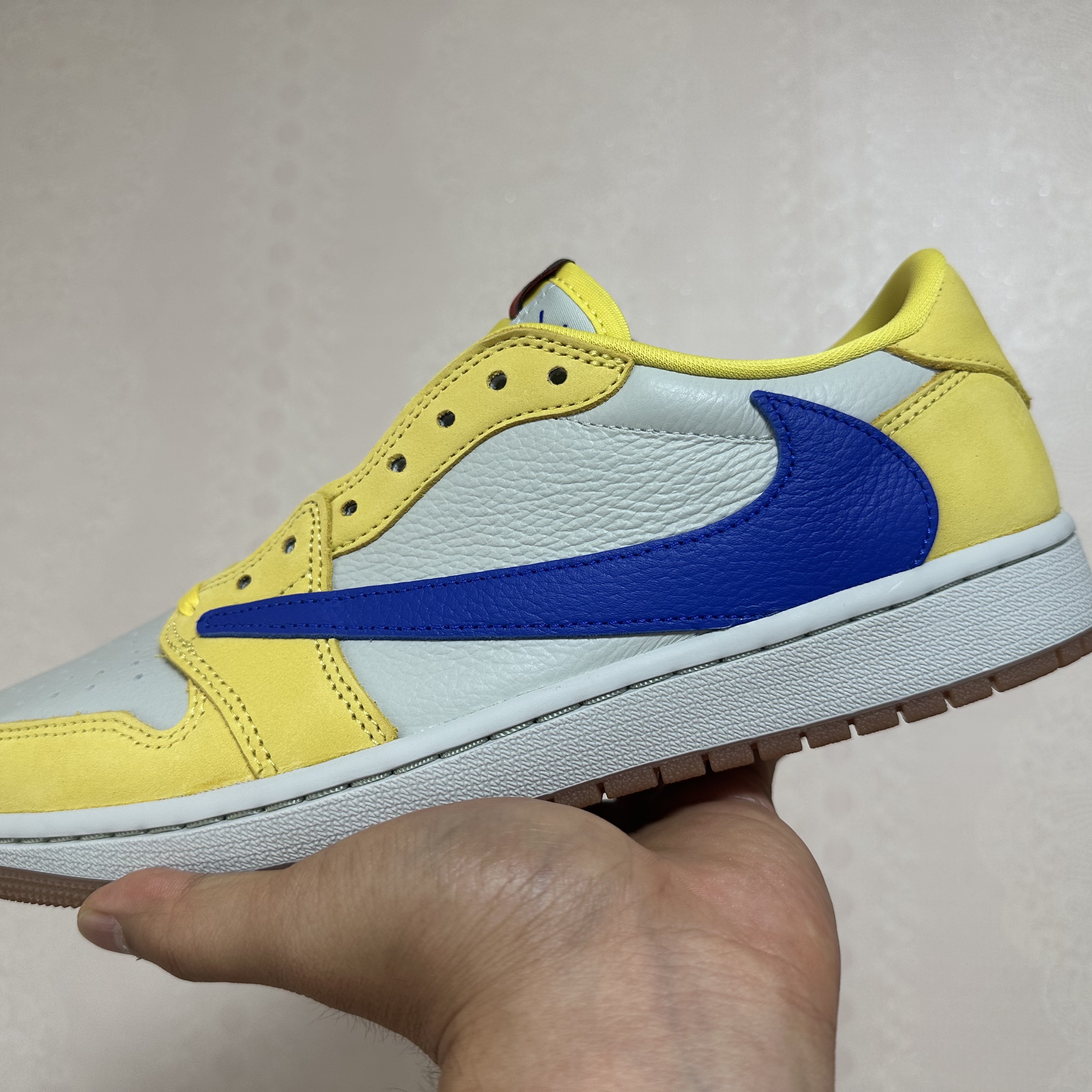 (W) Jordan 1 x Travis Scott Retro Low OG SP Canary 착용 스타일 - 5