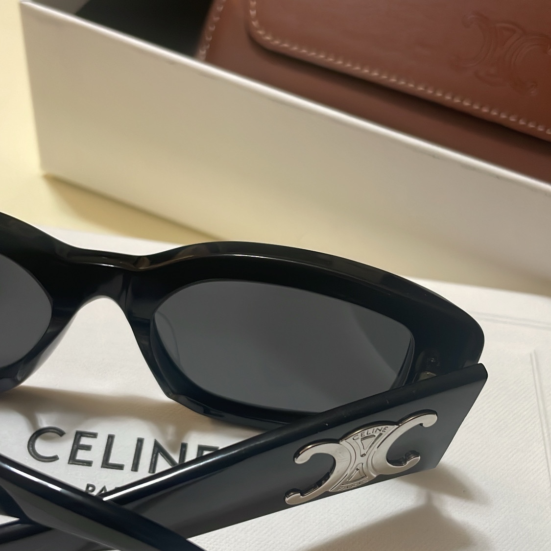 (W) Celine Triomphe XL 01 Sunglasses in Acetate Black 착용 스타일