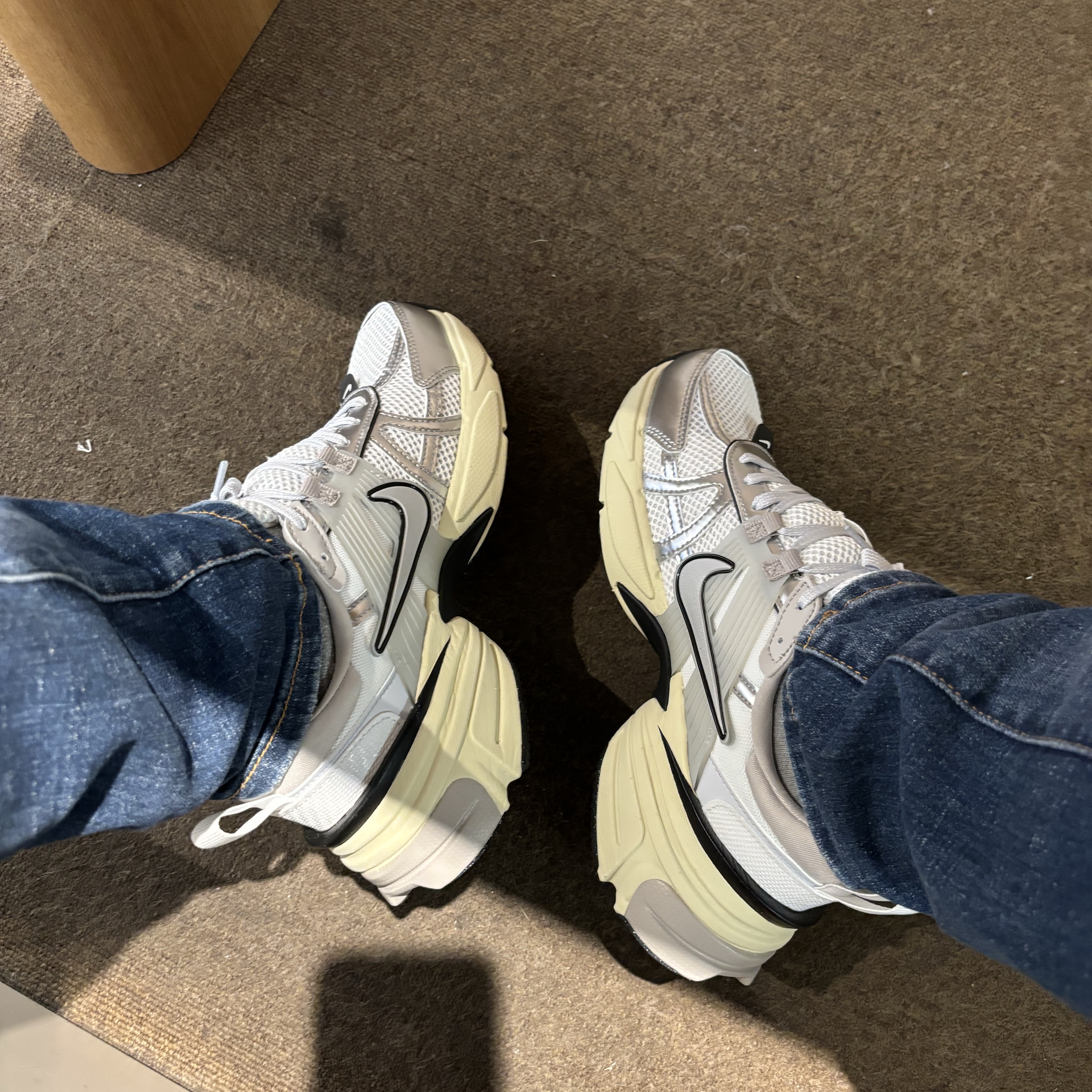 Nike V2K Run Summit White Metallic Silver 착용 스타일 - 1