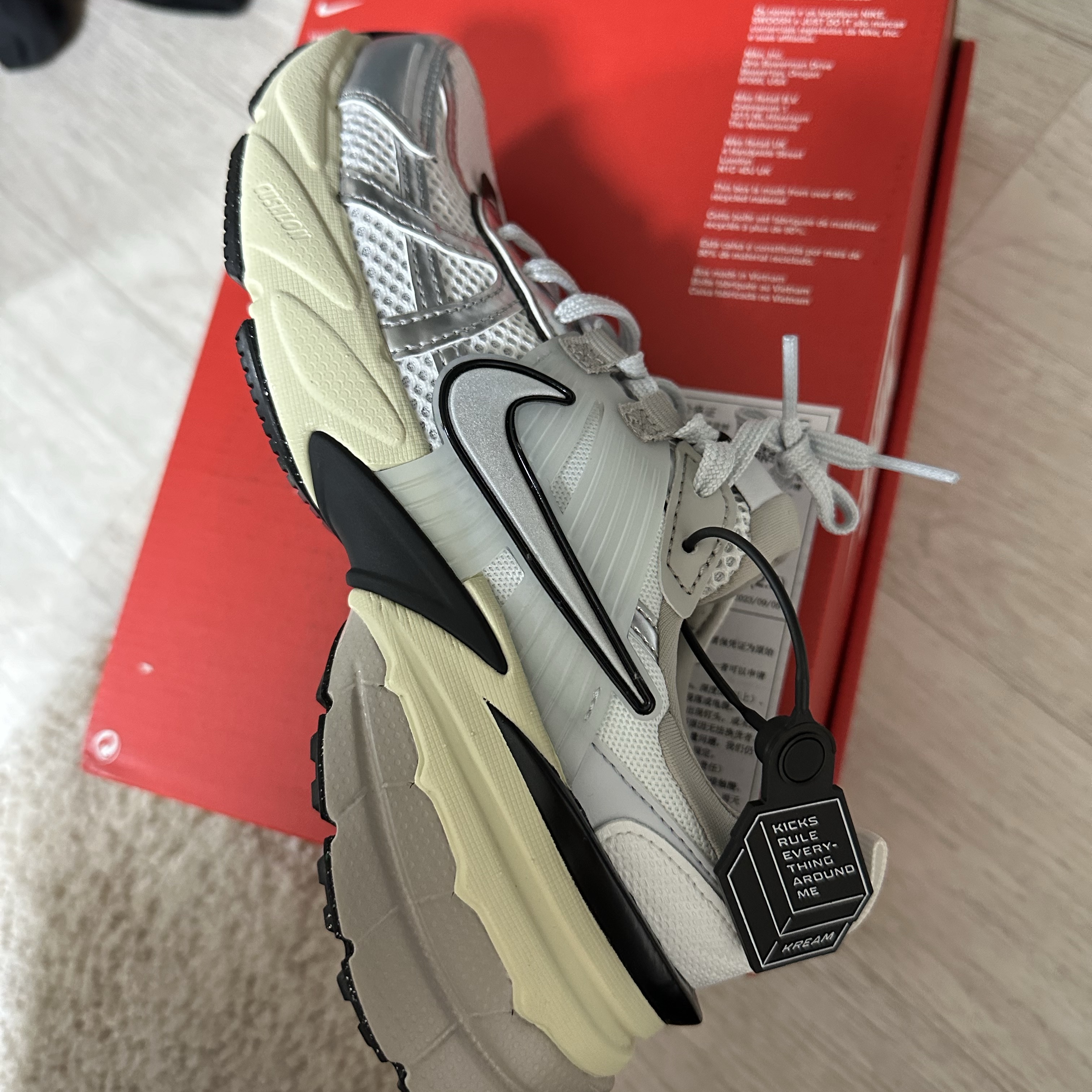 Nike V2K Run Summit White Metallic Silver 착용 스타일