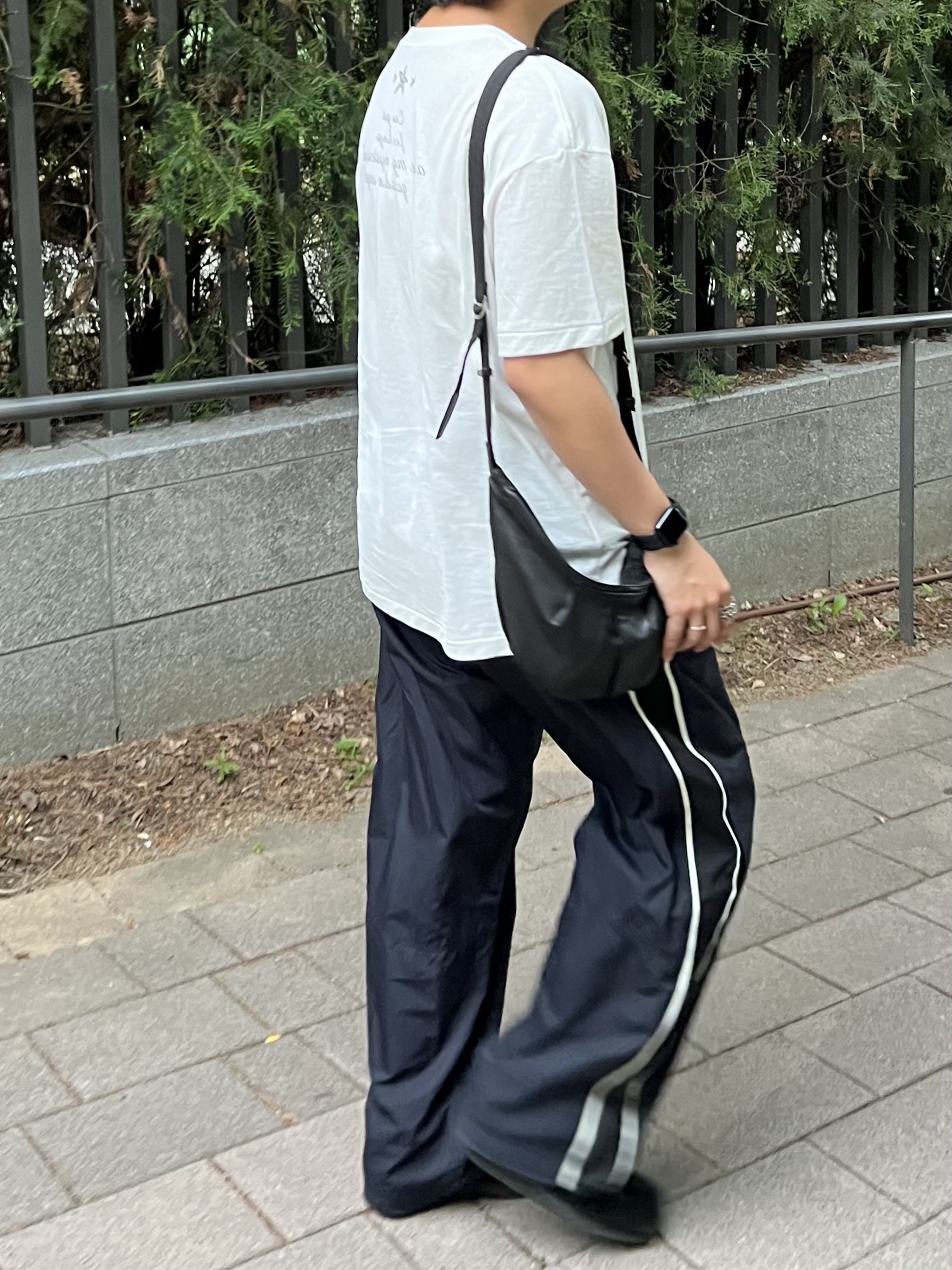 Polyteru HANK 1/2 Graphic T-Shirt 'Starmie' White, Polyteru Calf Bag Black Lambskin 착용 스타일 - 1