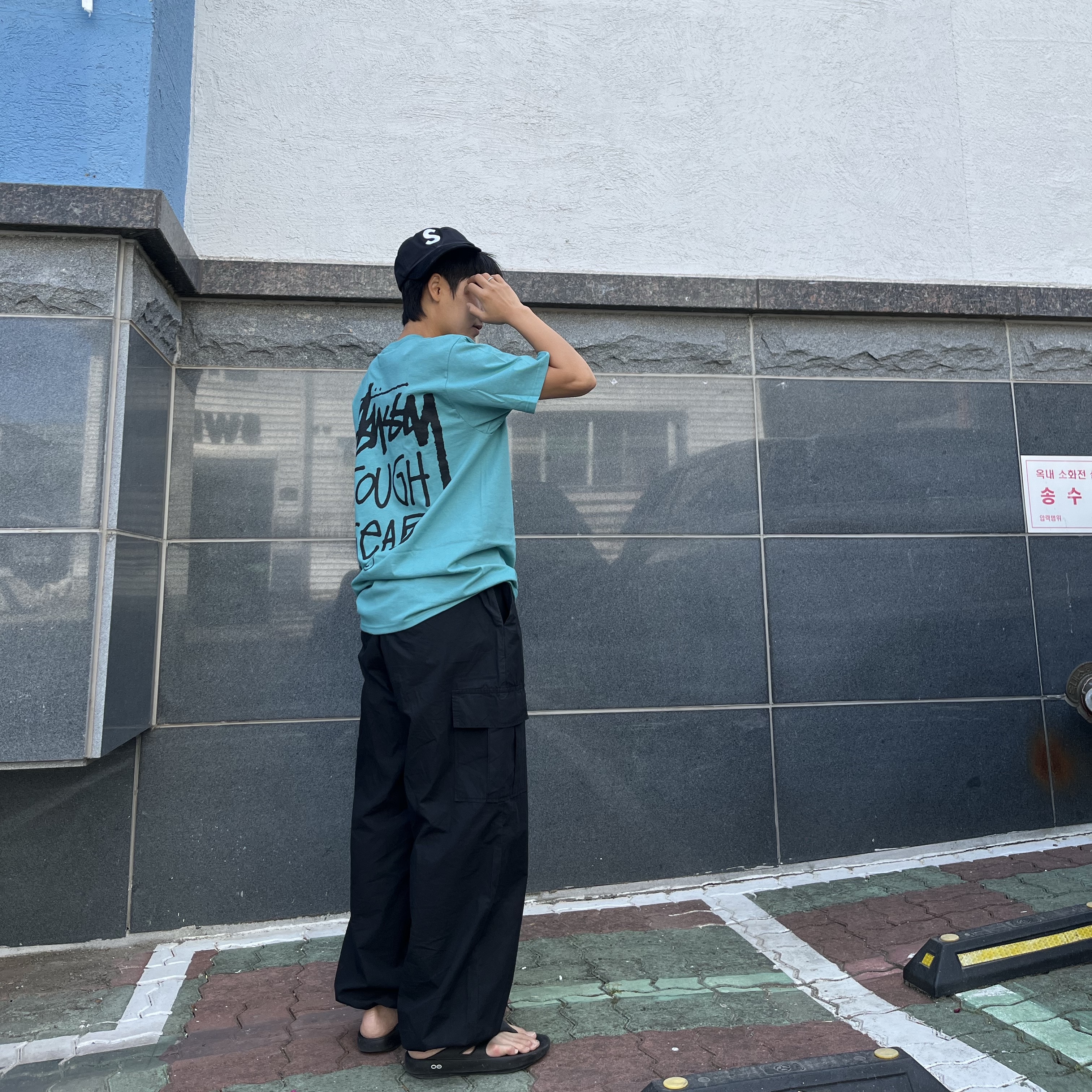 Stussy Tough Gear T-Shirt Ocean 착용 스타일 - 1