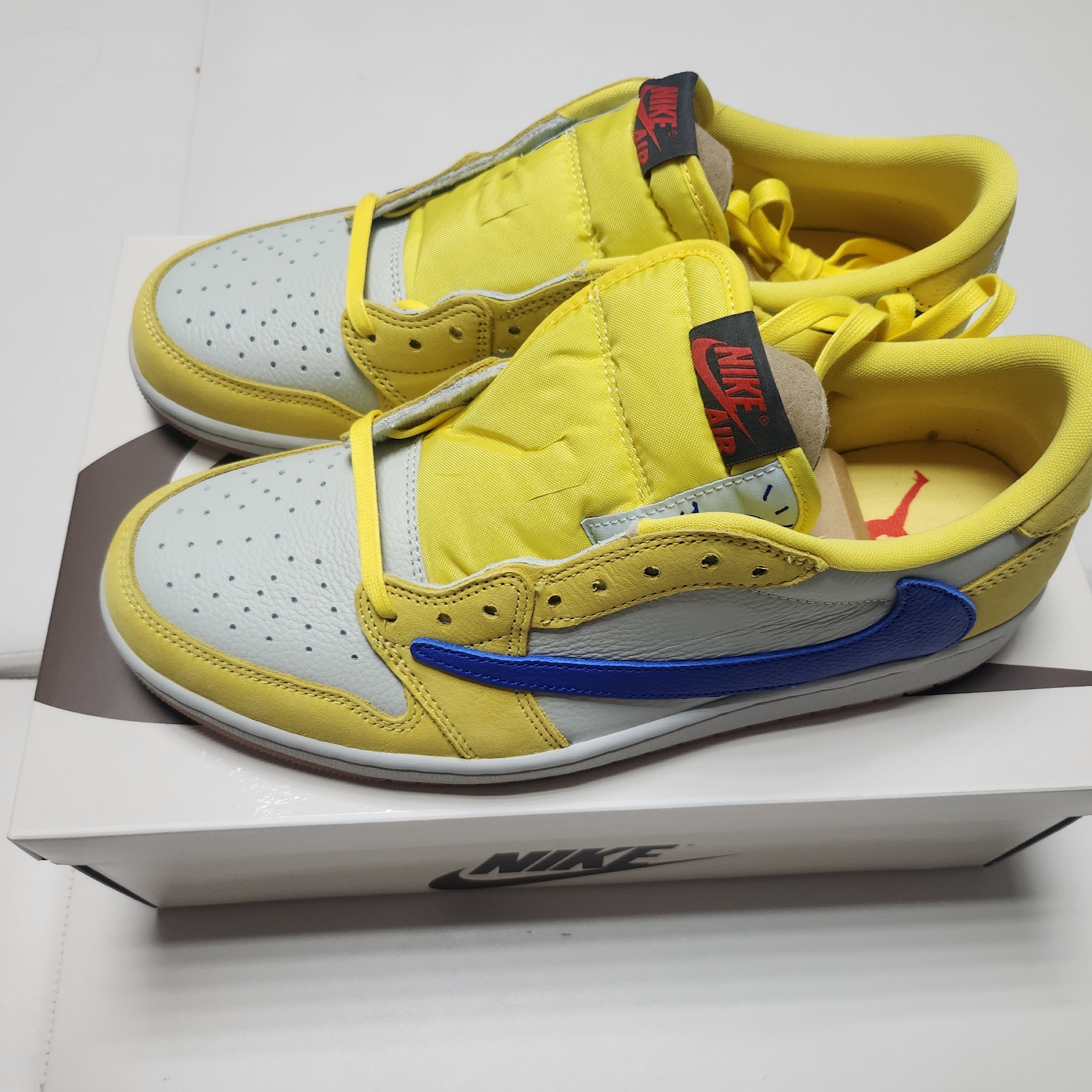 (W) Jordan 1 x Travis Scott Retro Low OG SP Canary 착용 스타일 - 2