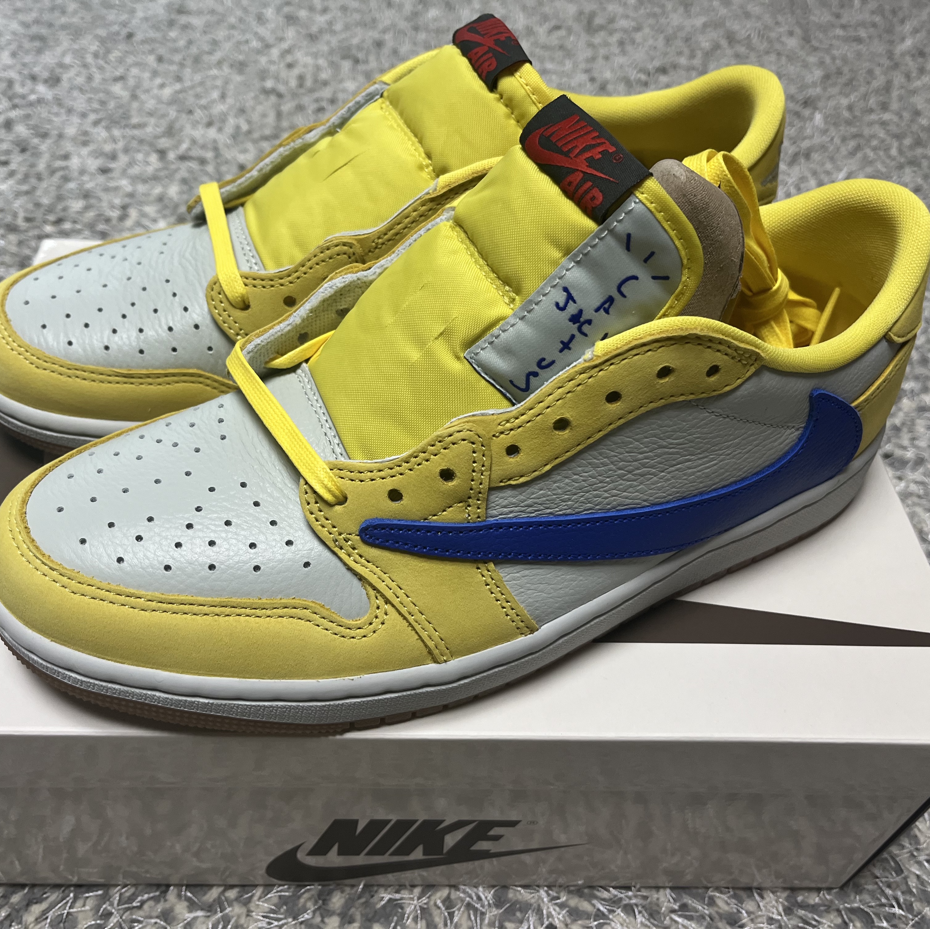 (W) Jordan 1 x Travis Scott Retro Low OG SP Canary 착용 스타일 - 1