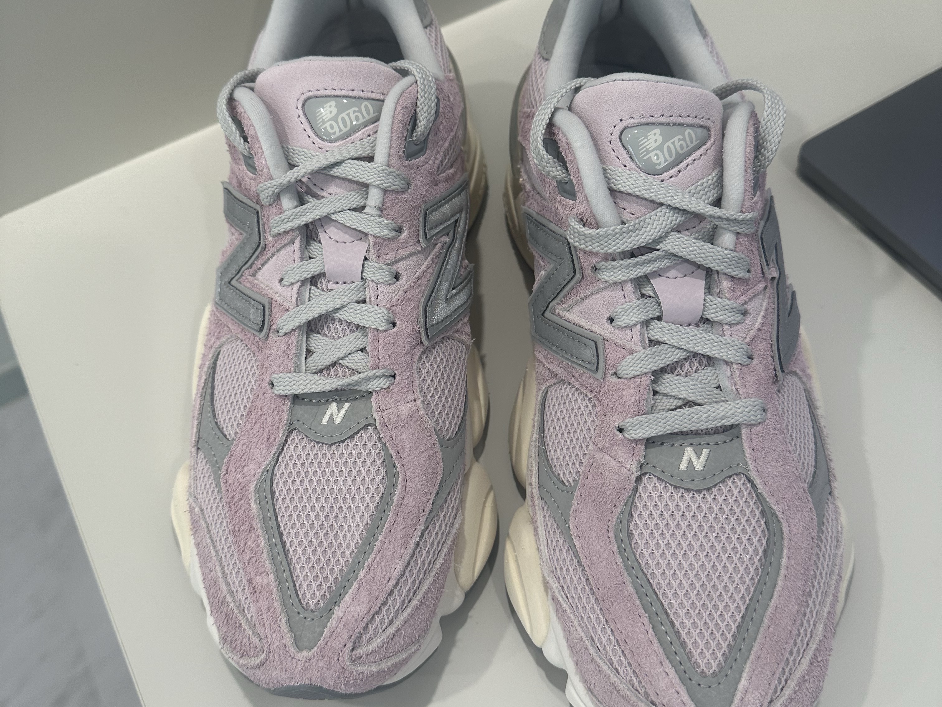 New Balance 9060 December Sky Bone 착용 스타일 - 2