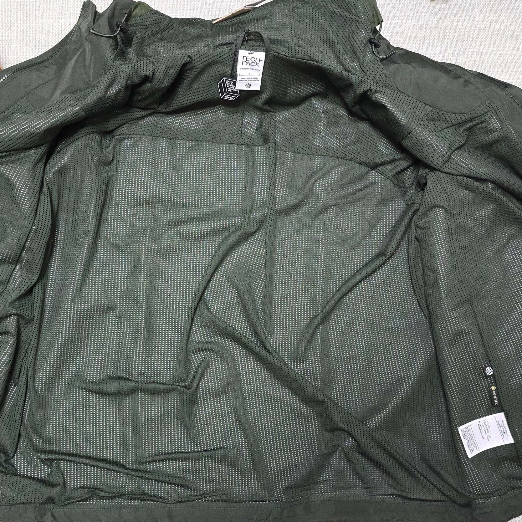 Nike NSW Storm-FIT ADV Tech Pack Gore-Tex Hooded Jacket Sequoia - Asia 착용 스타일 - 3