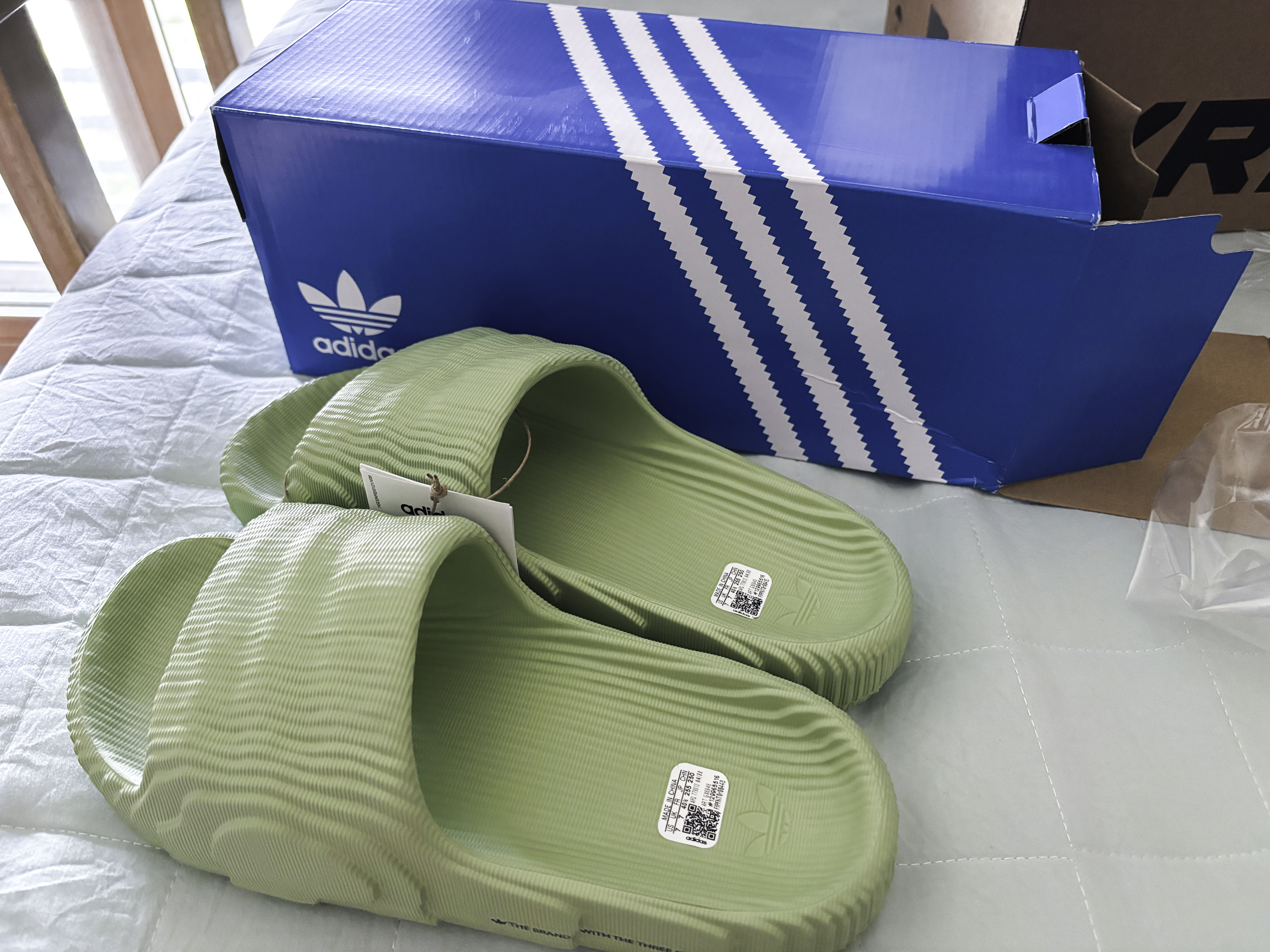 Adidas Adilette 22 Magic Lime 착용 스타일