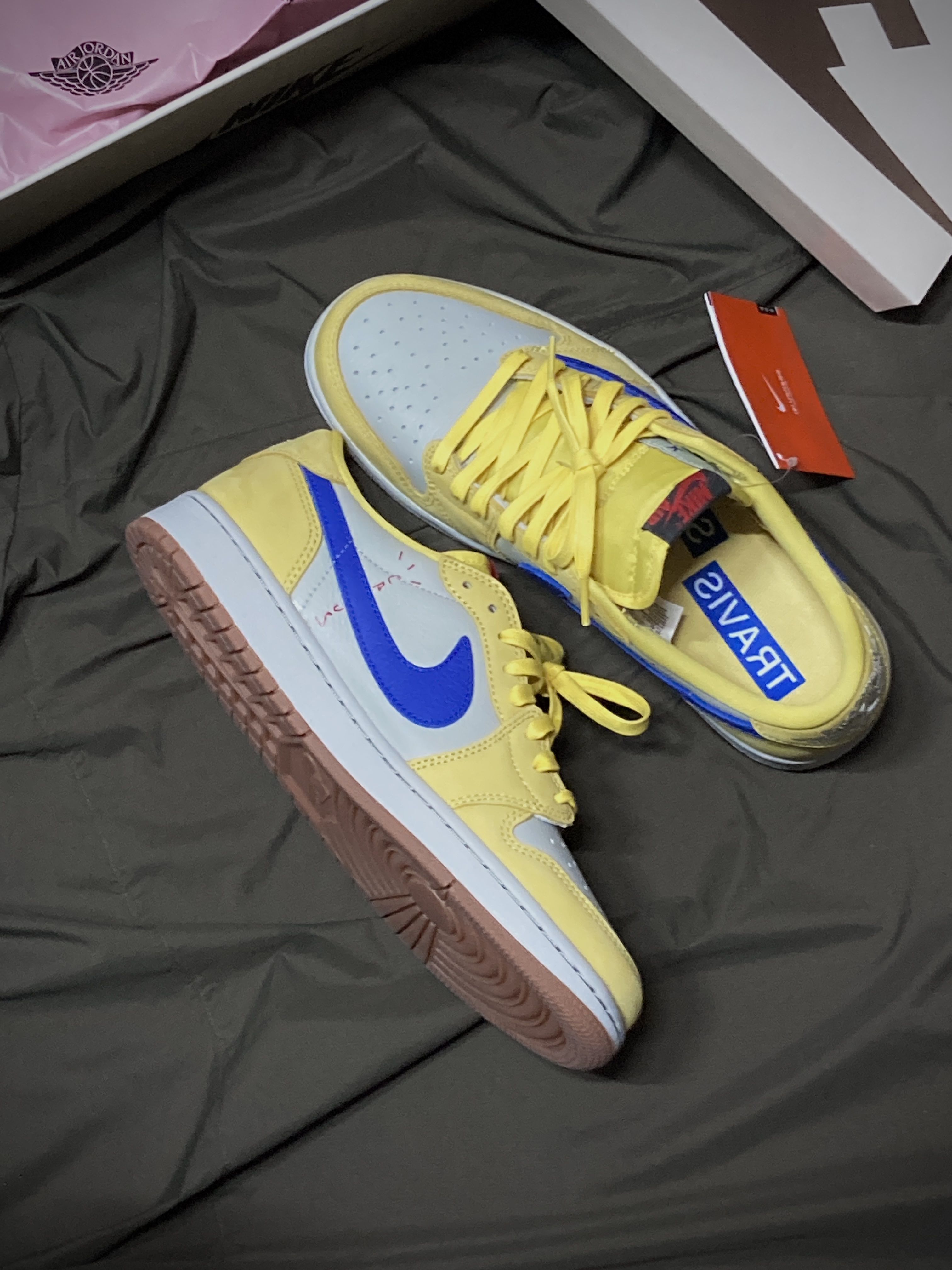 (W) Jordan 1 x Travis Scott Retro Low OG SP Canary 착용 스타일 - 7