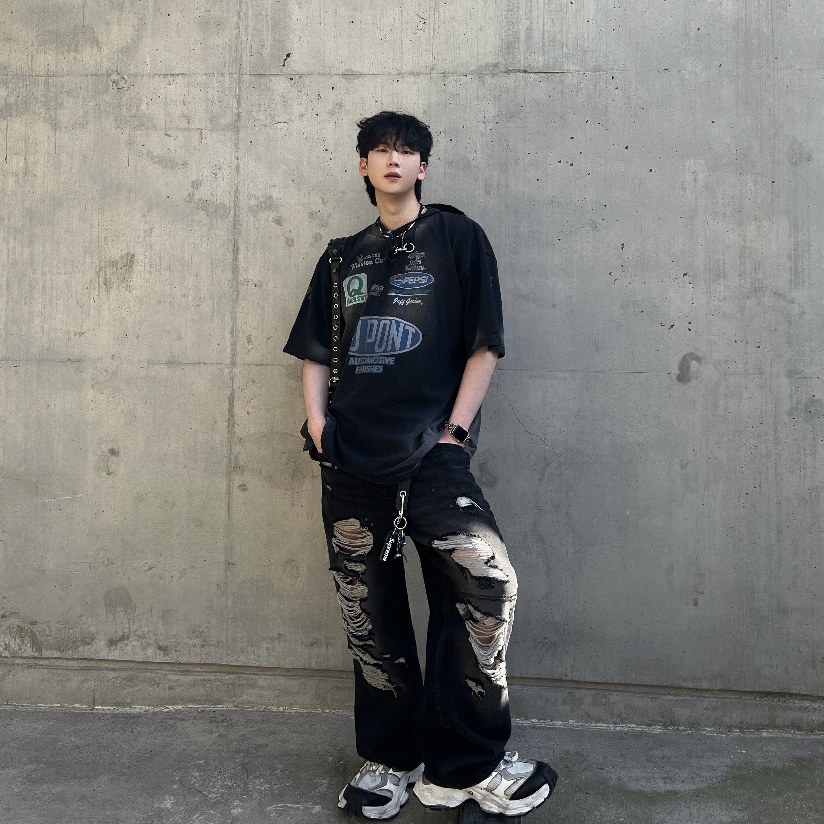 Jacquemus Le Bob Artichaut Bucket Hat Black, Balenciaga Cargo Sneakers White Grey 착용 스타일 - 1