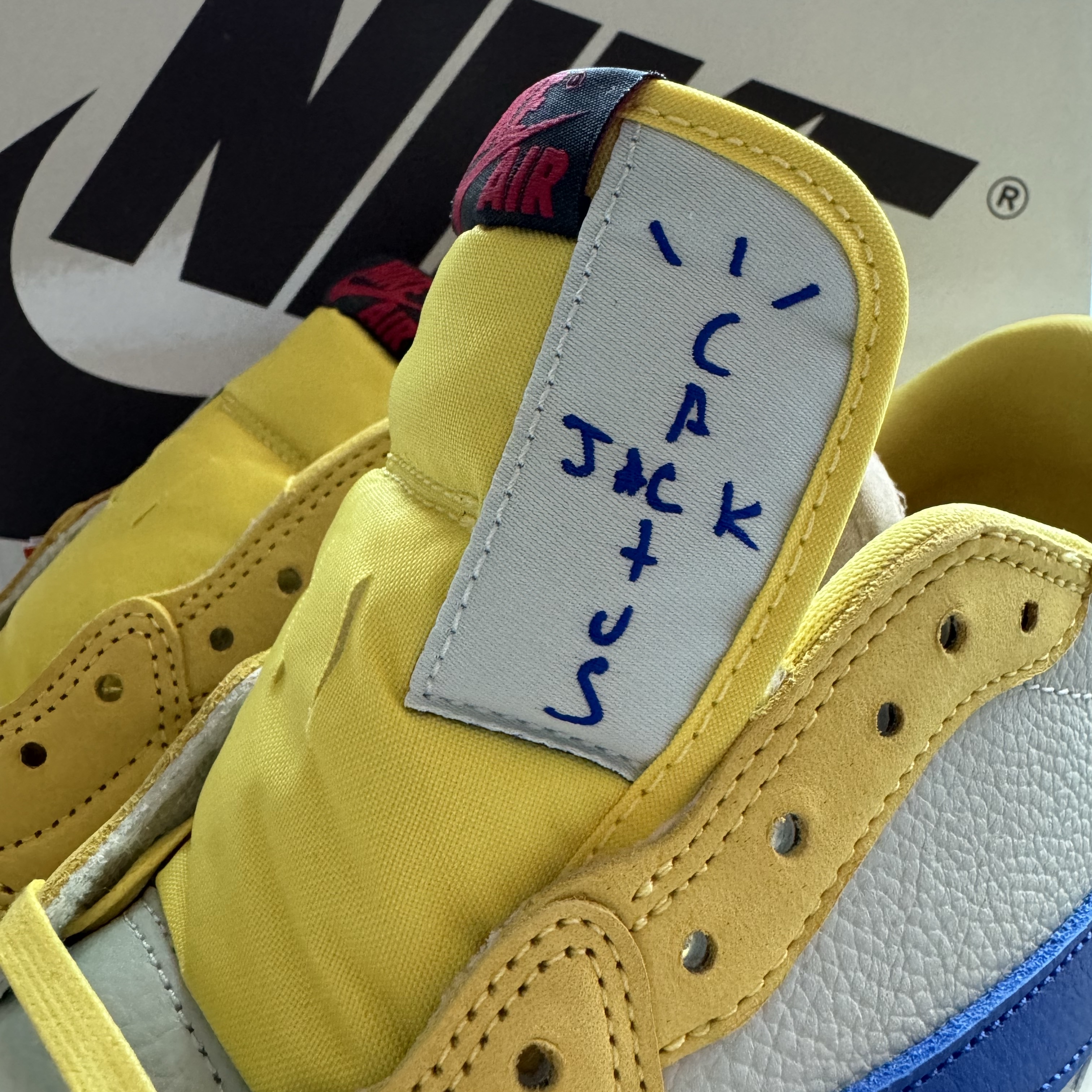 (W) Jordan 1 x Travis Scott Retro Low OG SP Canary 착용 스타일 - 2