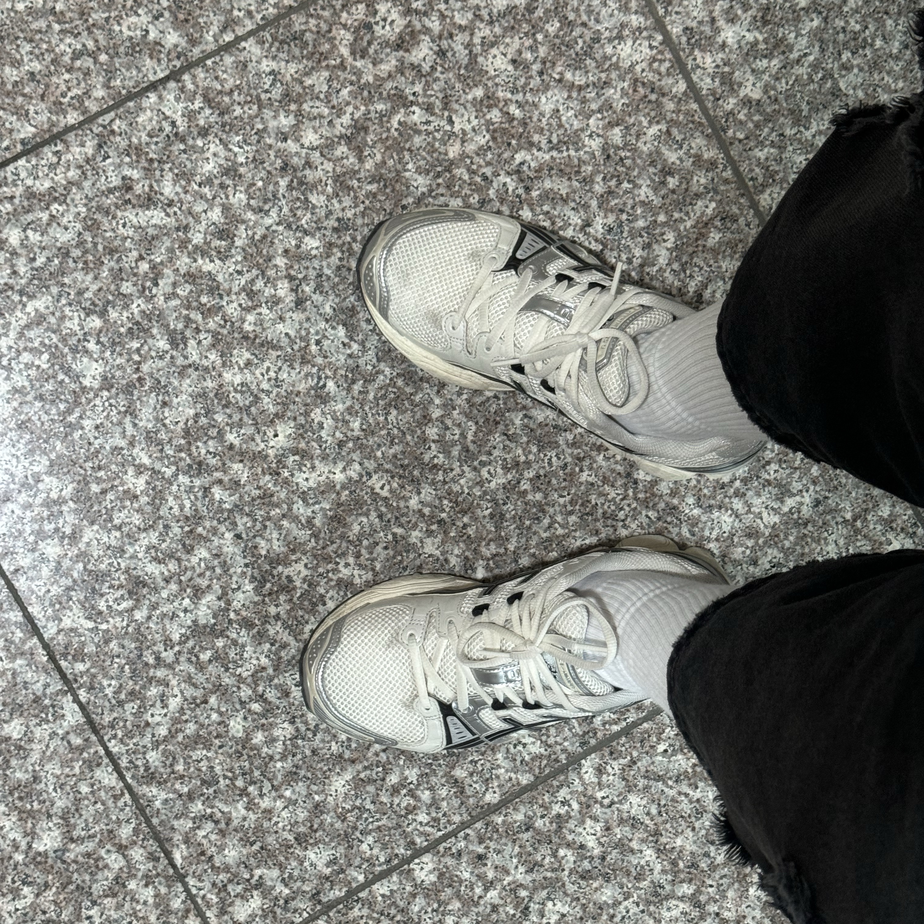 Asics Gel-Sonoma 15-50 Feather Grey Wood Crepe, Asics Gel-Nimbus 9 Cream Black 착용 스타일 - 2