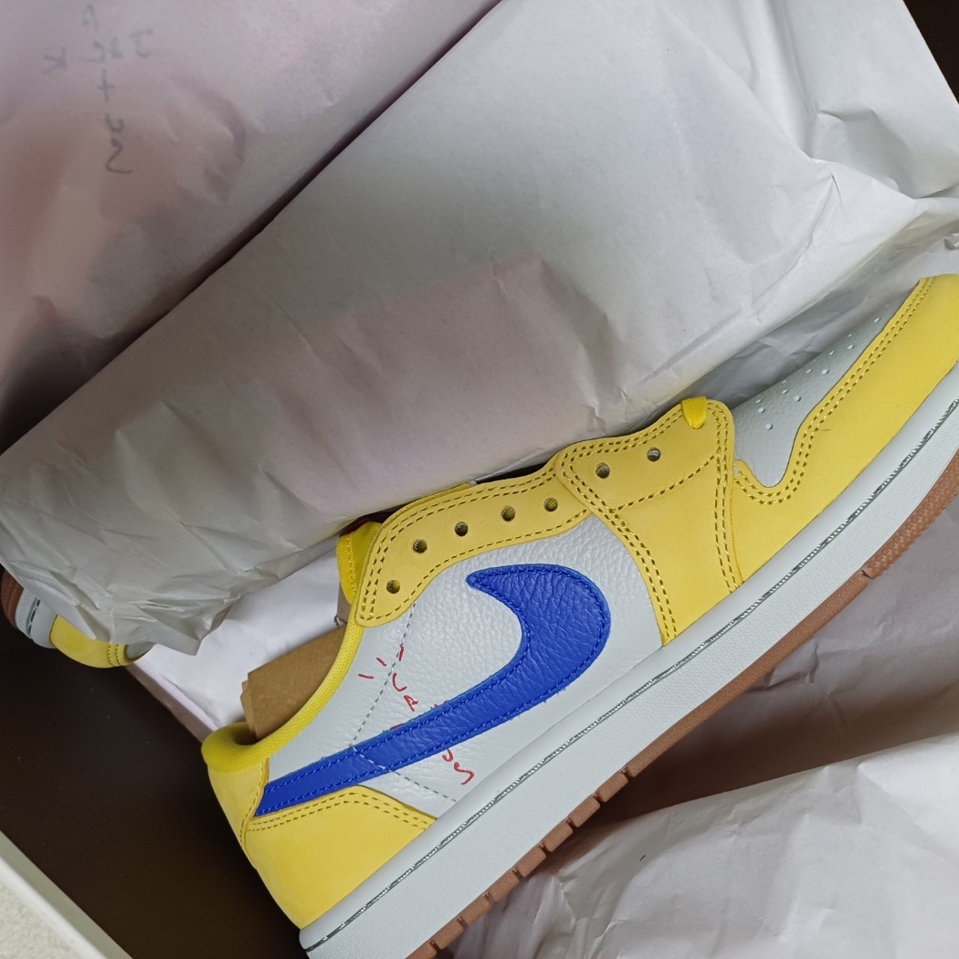 (W) Jordan 1 x Travis Scott Retro Low OG SP Canary 착용 스타일 - 2