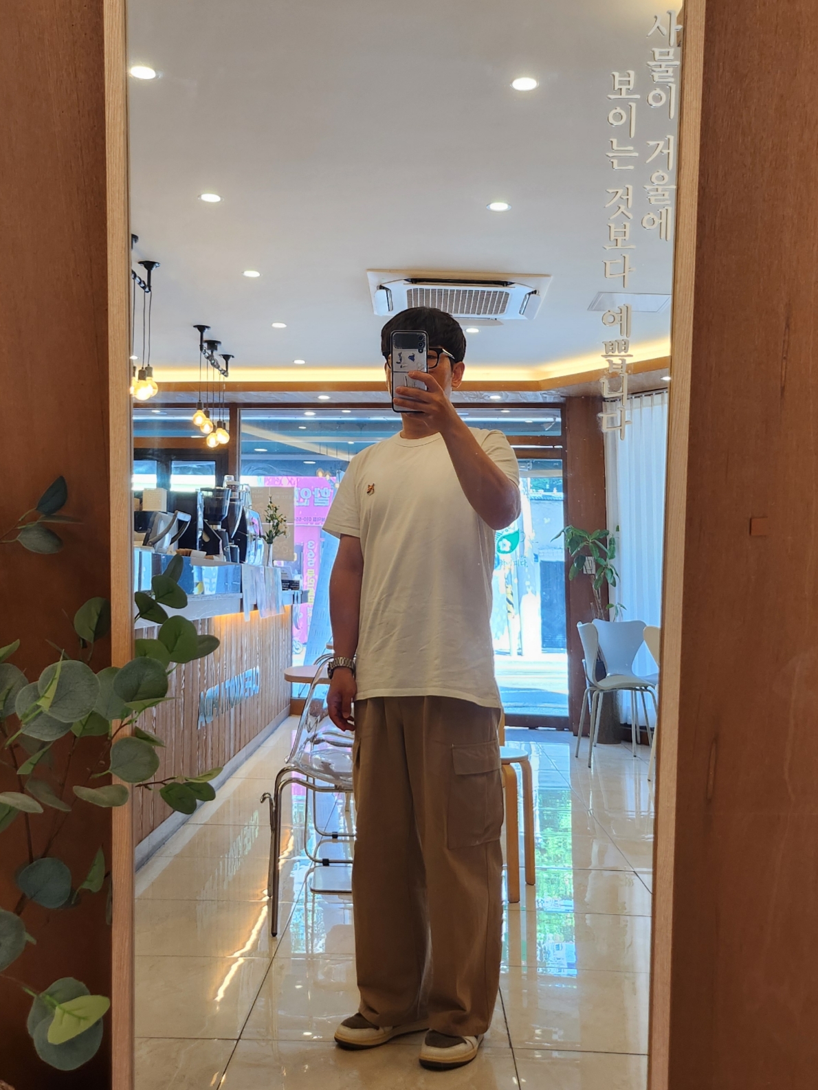 Maison Kitsune Fox Head Patch Classic T-Shirt White, Jordan 1 x Travis Scott Retro Low OG SP Sail and Ridgerock 착용 스타일