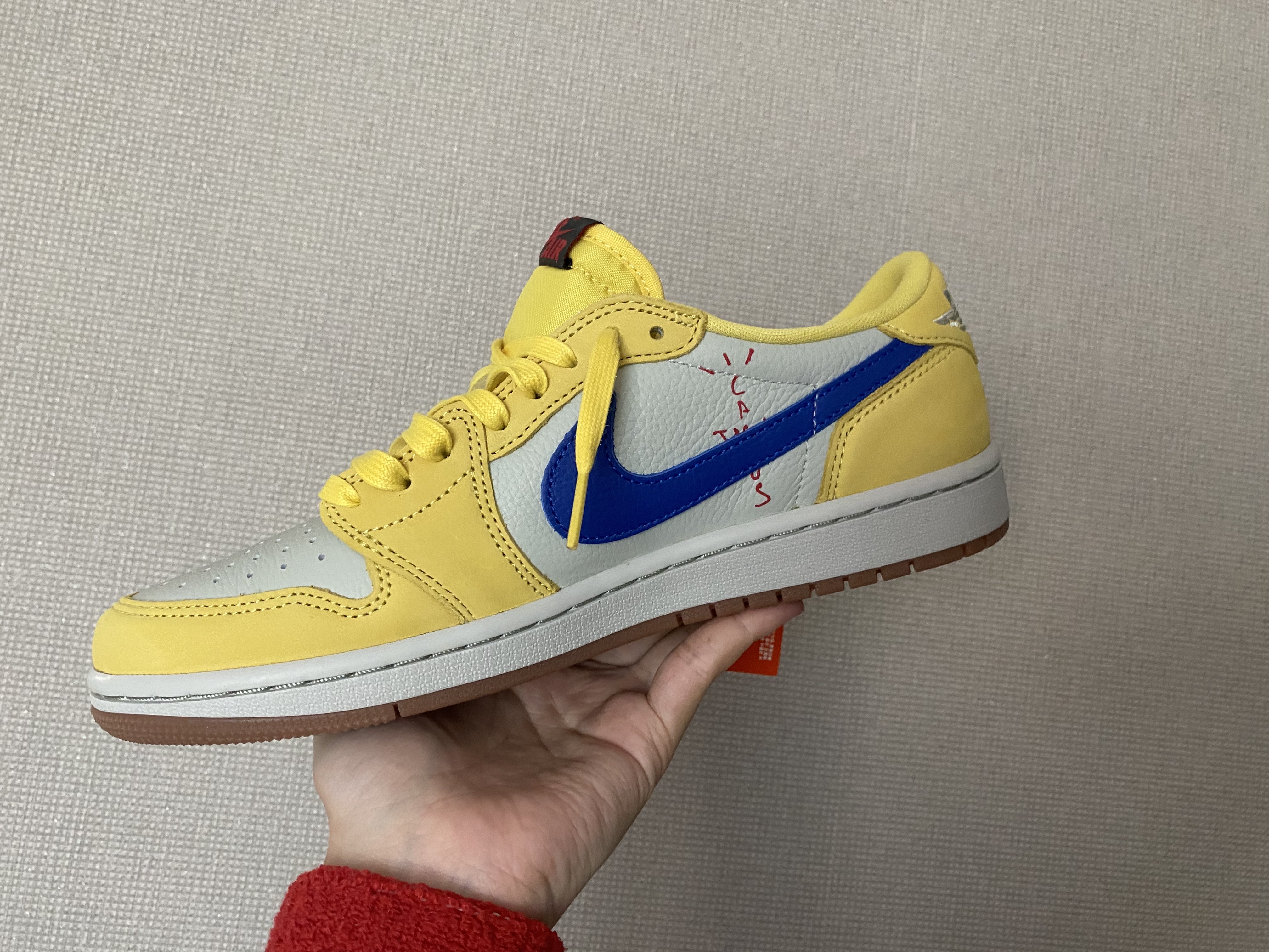 (W) Jordan 1 x Travis Scott Retro Low OG SP Canary 착용 스타일 - 4
