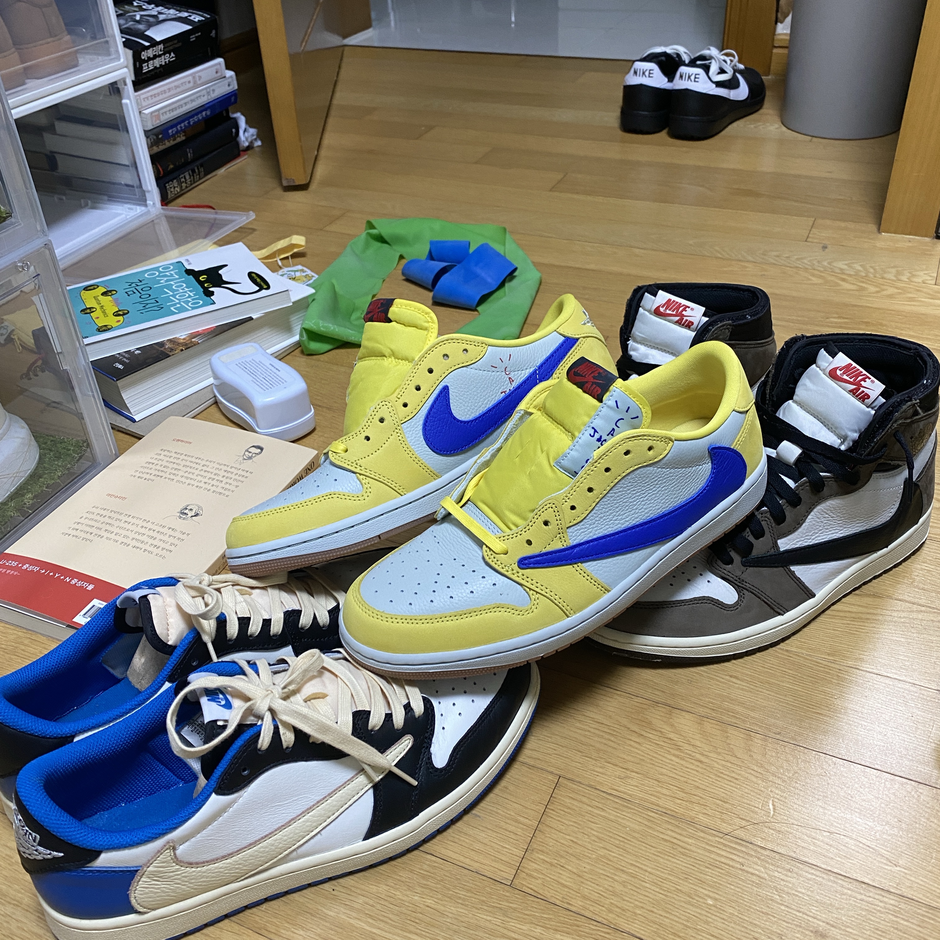 (W) Jordan 1 x Travis Scott Retro Low OG SP Canary 착용 스타일 - 5