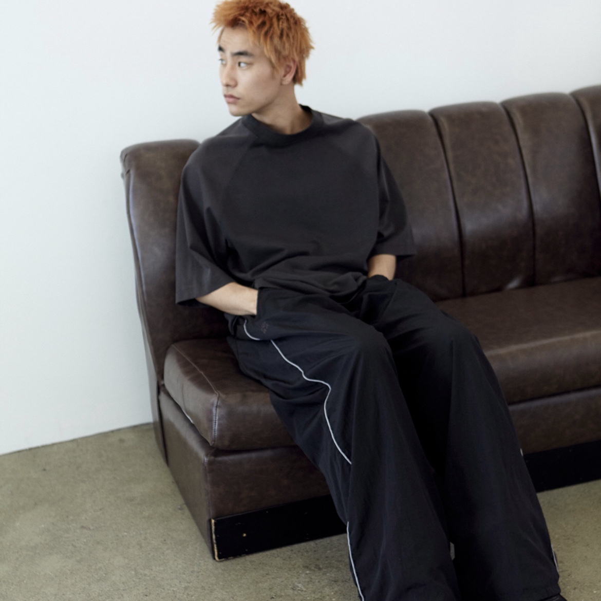 Nike x Stussy NRG Washed Fleece Crewneck Black (DO5310-010), Polyteru Human Index Human Regular 1/2 T-Shirt Dyed Gray 착용 스타일 - 3