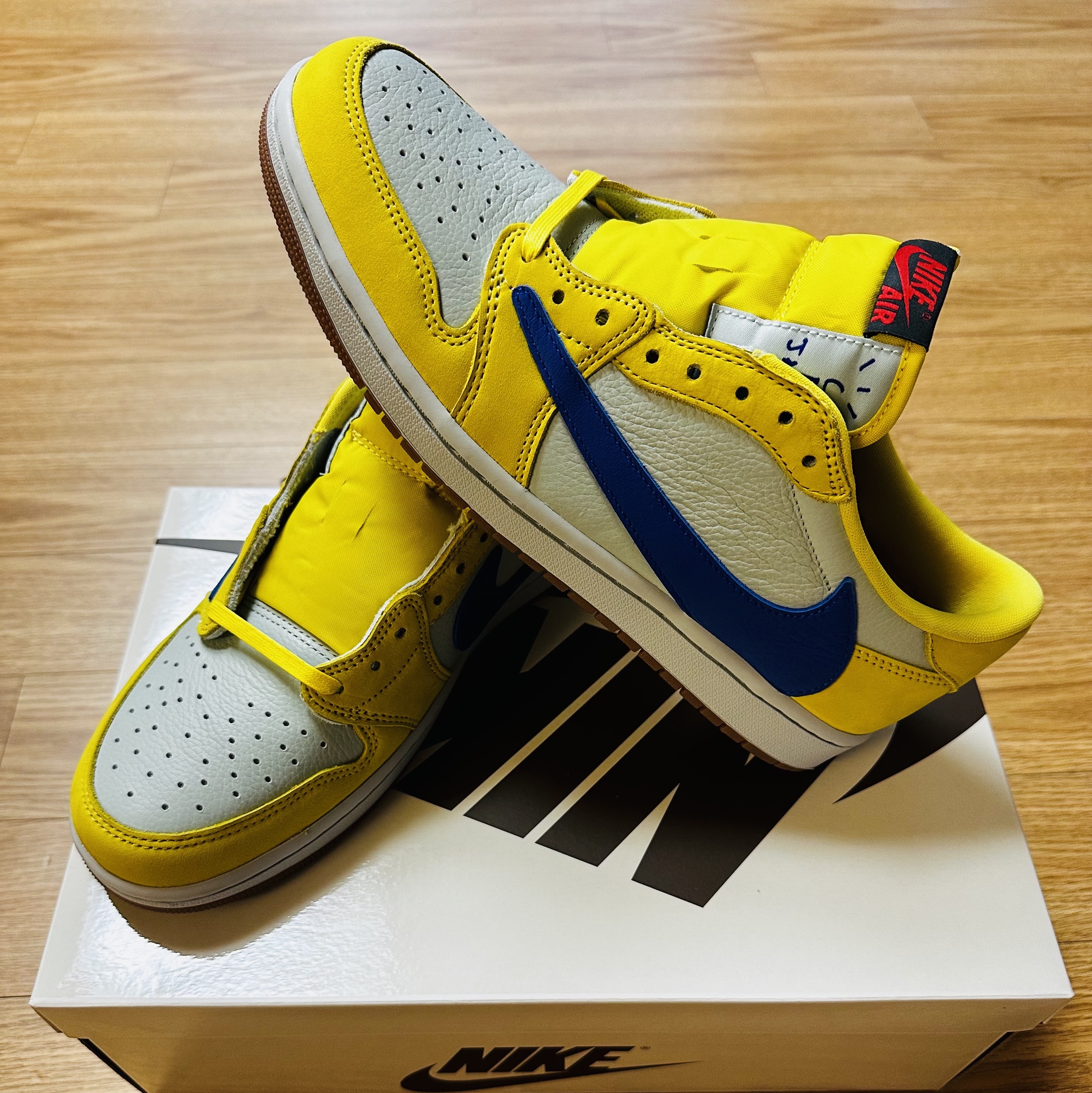(W) Jordan 1 x Travis Scott Retro Low OG SP Canary 착용 스타일 - 1