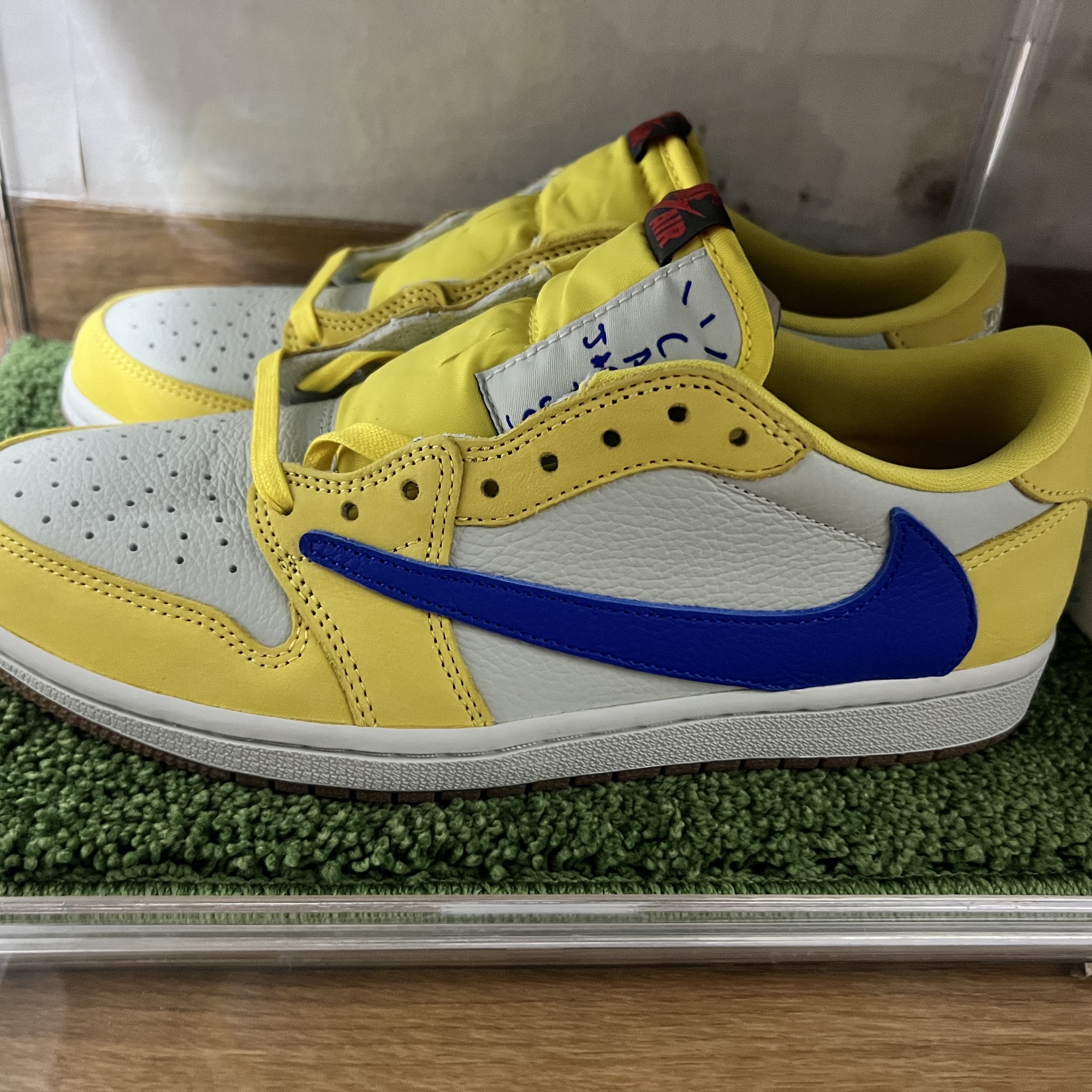 (W) Jordan 1 x Travis Scott Retro Low OG SP Canary 착용 스타일