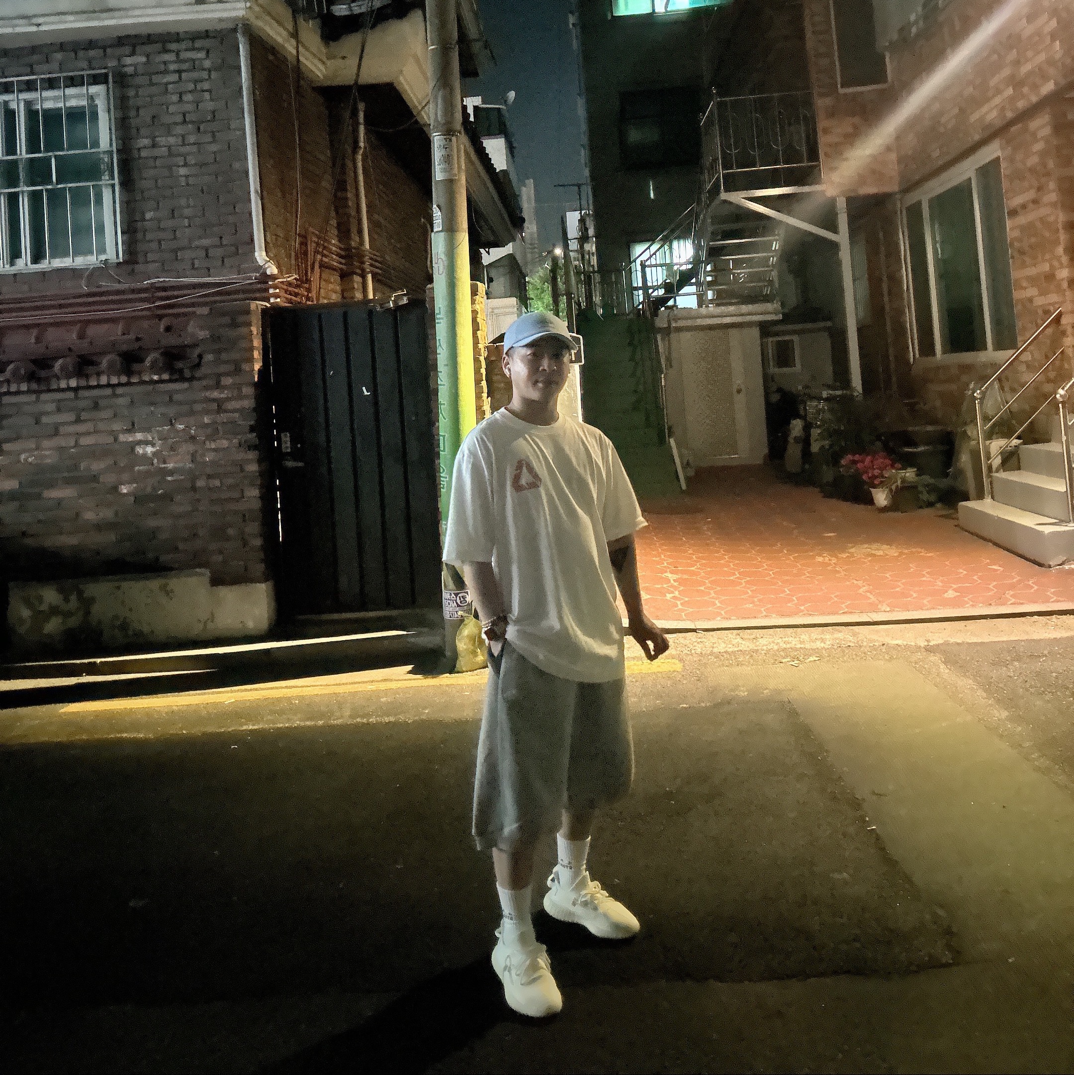 Adidas Yeezy Boost 350 V2 Cream/Triple White, Palace P-3 Outline T-Shirt White - 24SS 착용 스타일