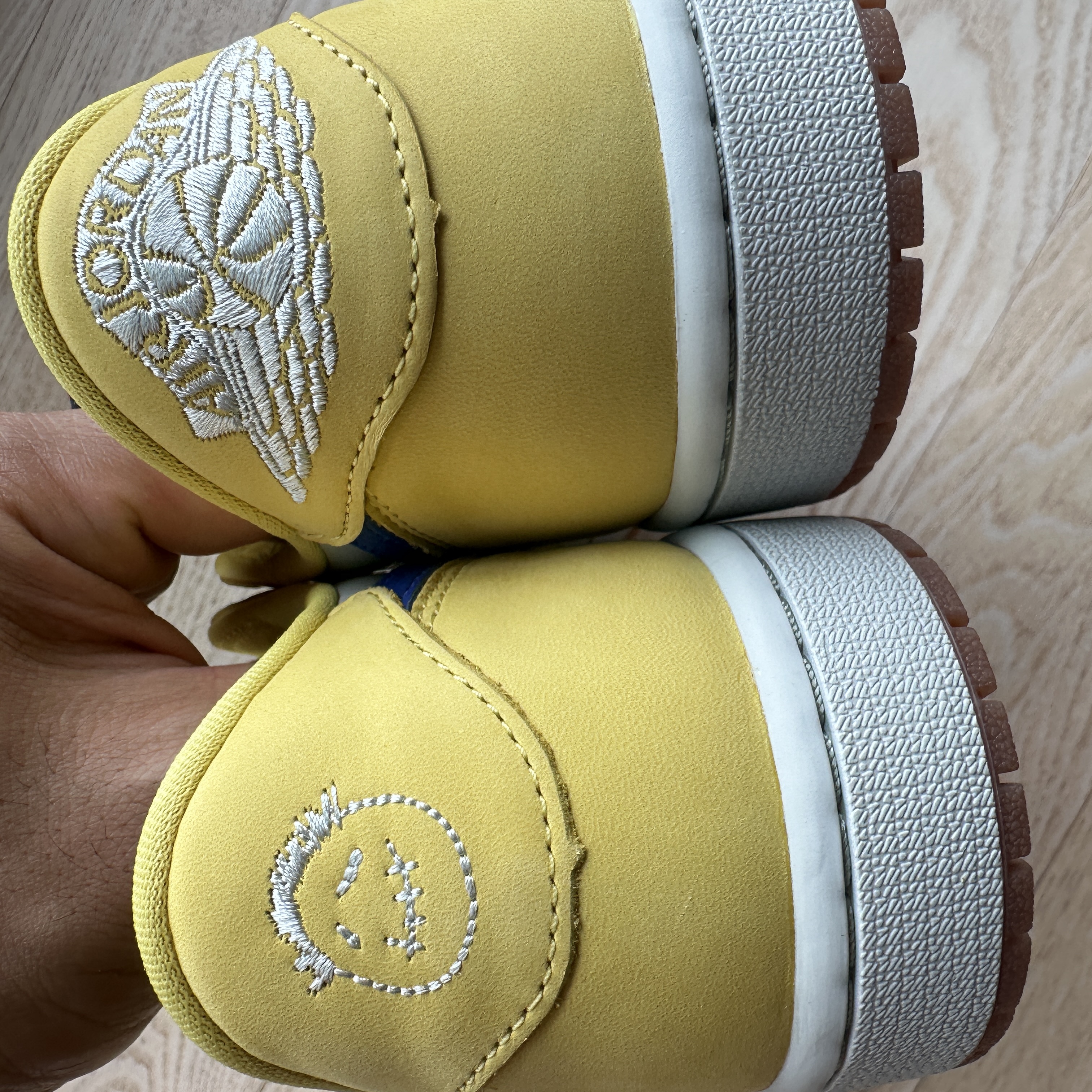 (W) Jordan 1 x Travis Scott Retro Low OG SP Canary 착용 스타일 - 4