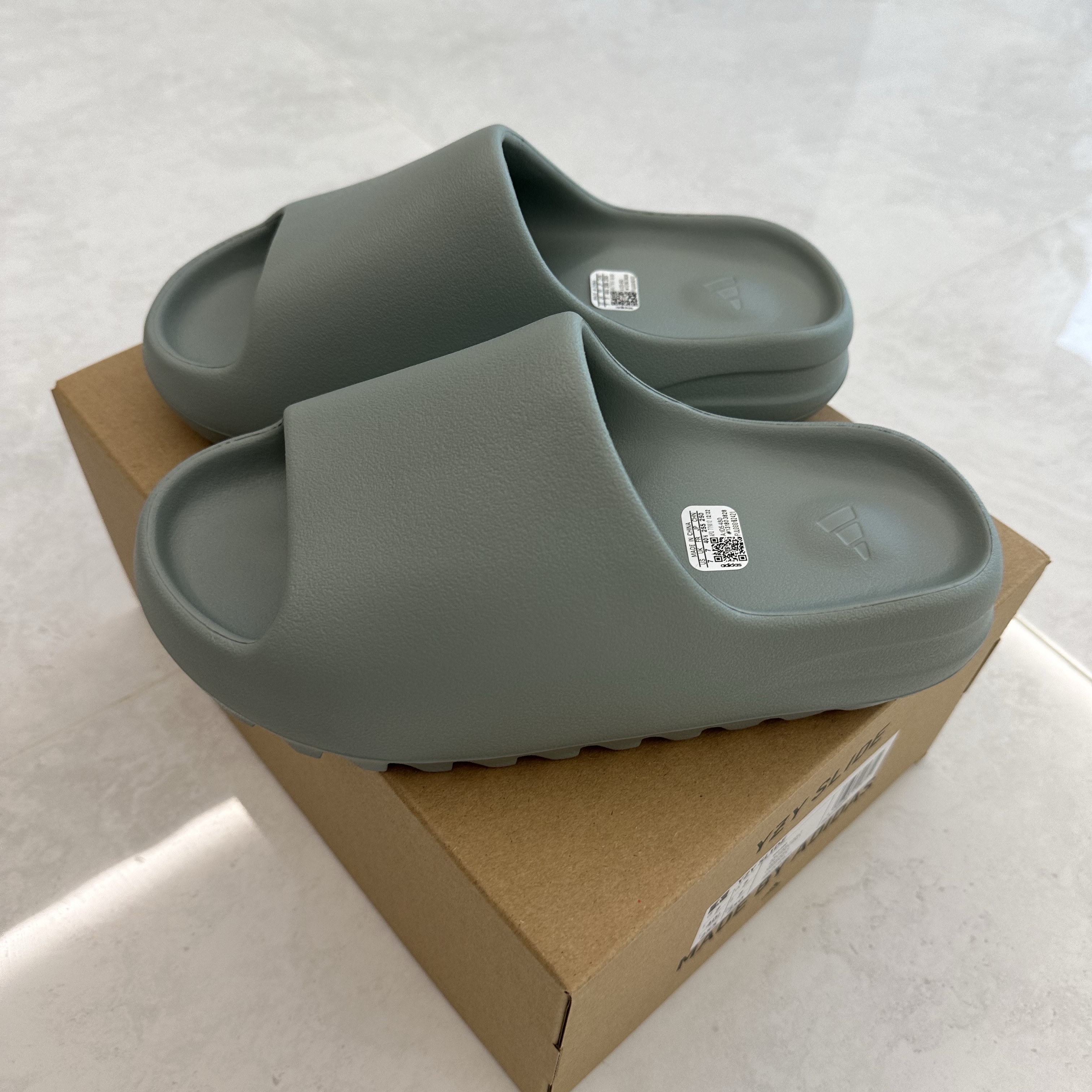 Adidas Yeezy Slide Salt 착용 스타일 - 3