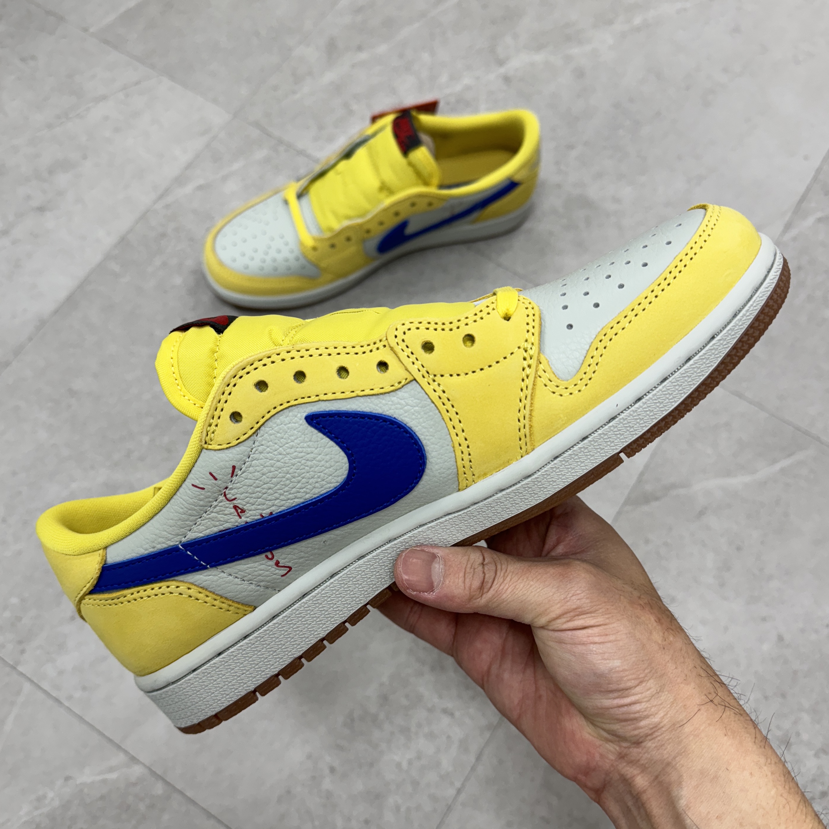 (W) Jordan 1 x Travis Scott Retro Low OG SP Canary 착용 스타일 - 3