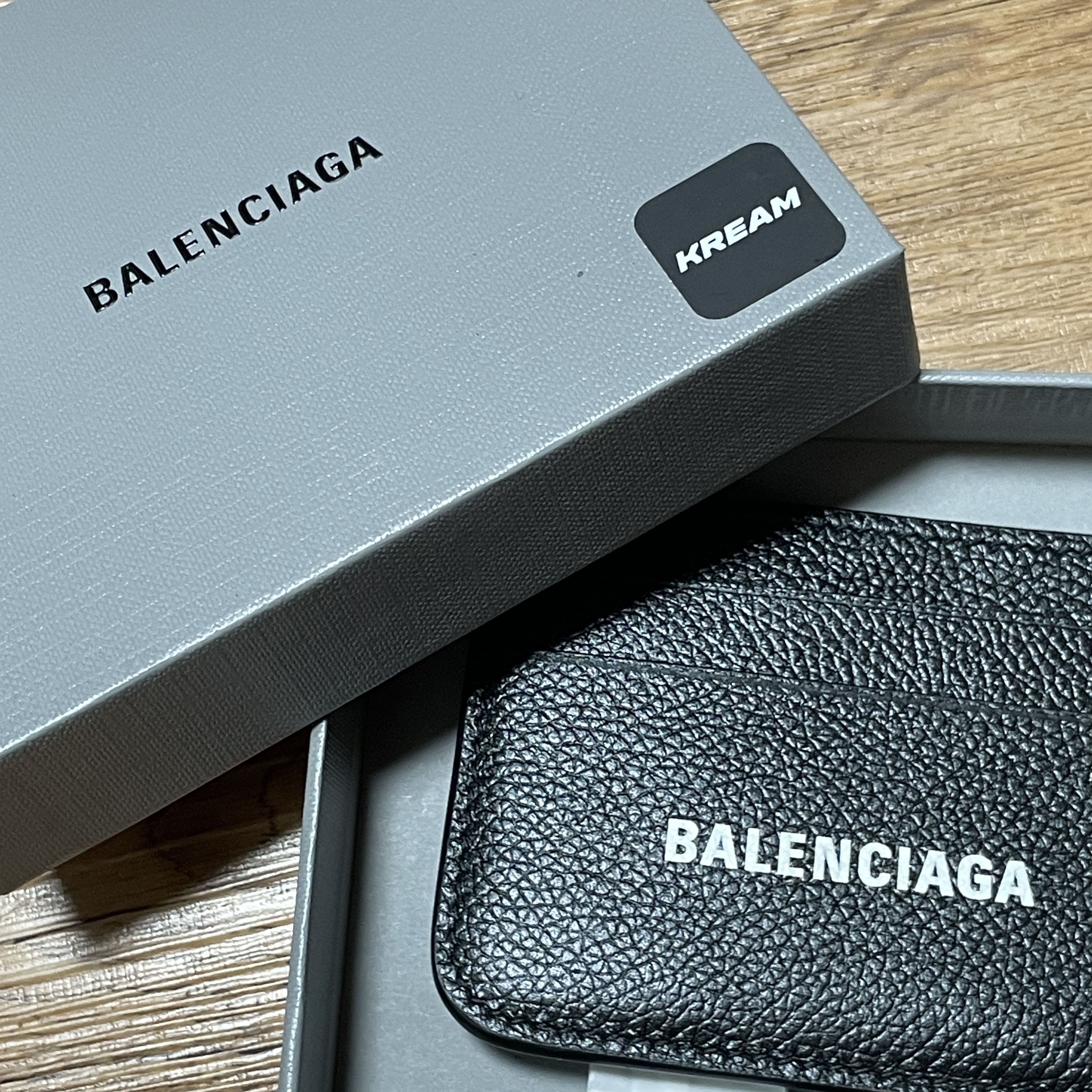 Balenciaga Grainy Leather Cash Card Holder Black 착용 스타일 - 1