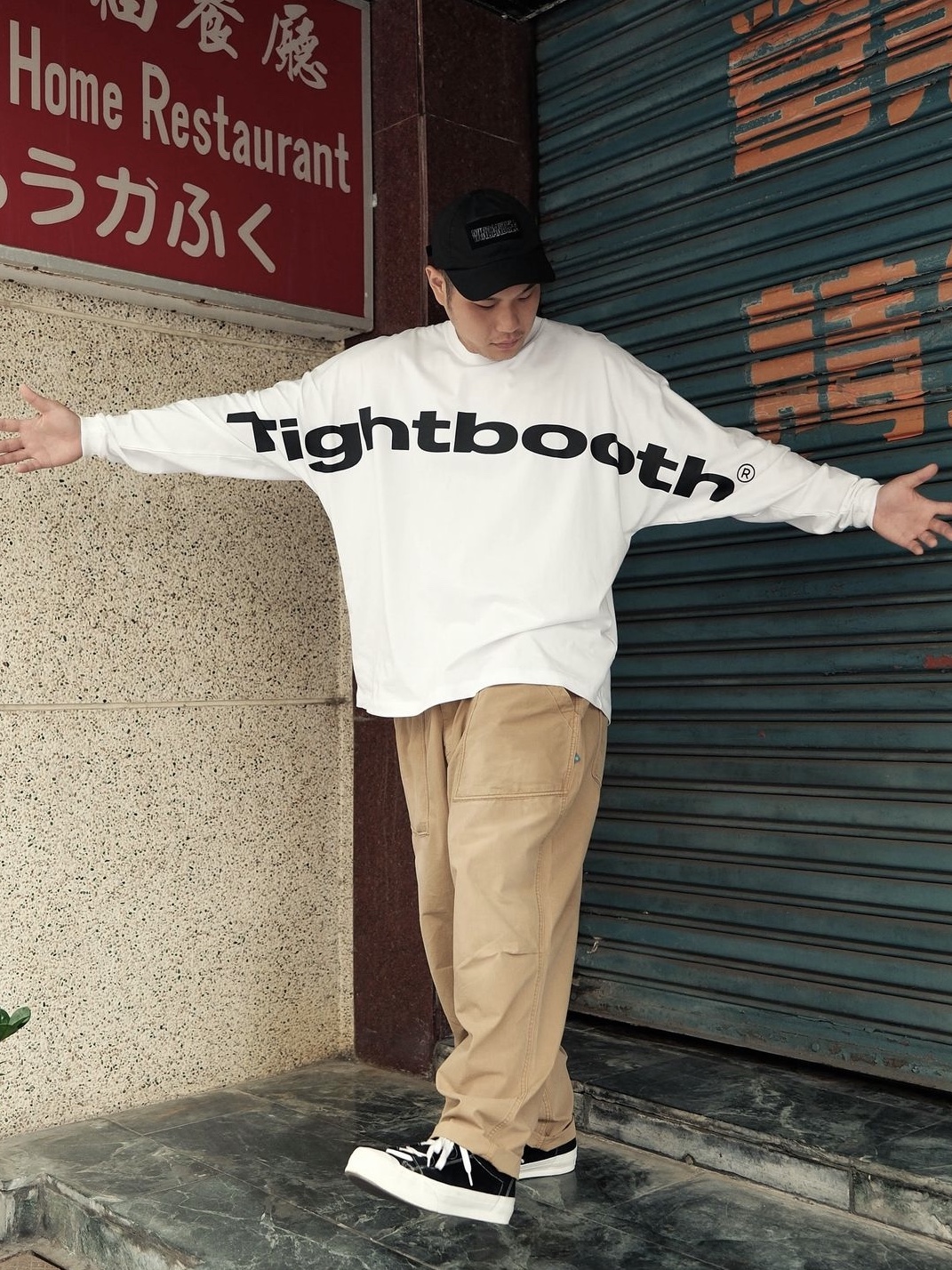 Tightbooth Big Logo LS T-Shirt White 착용 스타일 - 2