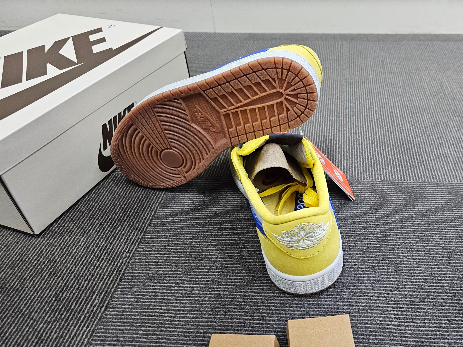 (W) Jordan 1 x Travis Scott Retro Low OG SP Canary 착용 스타일 - 1