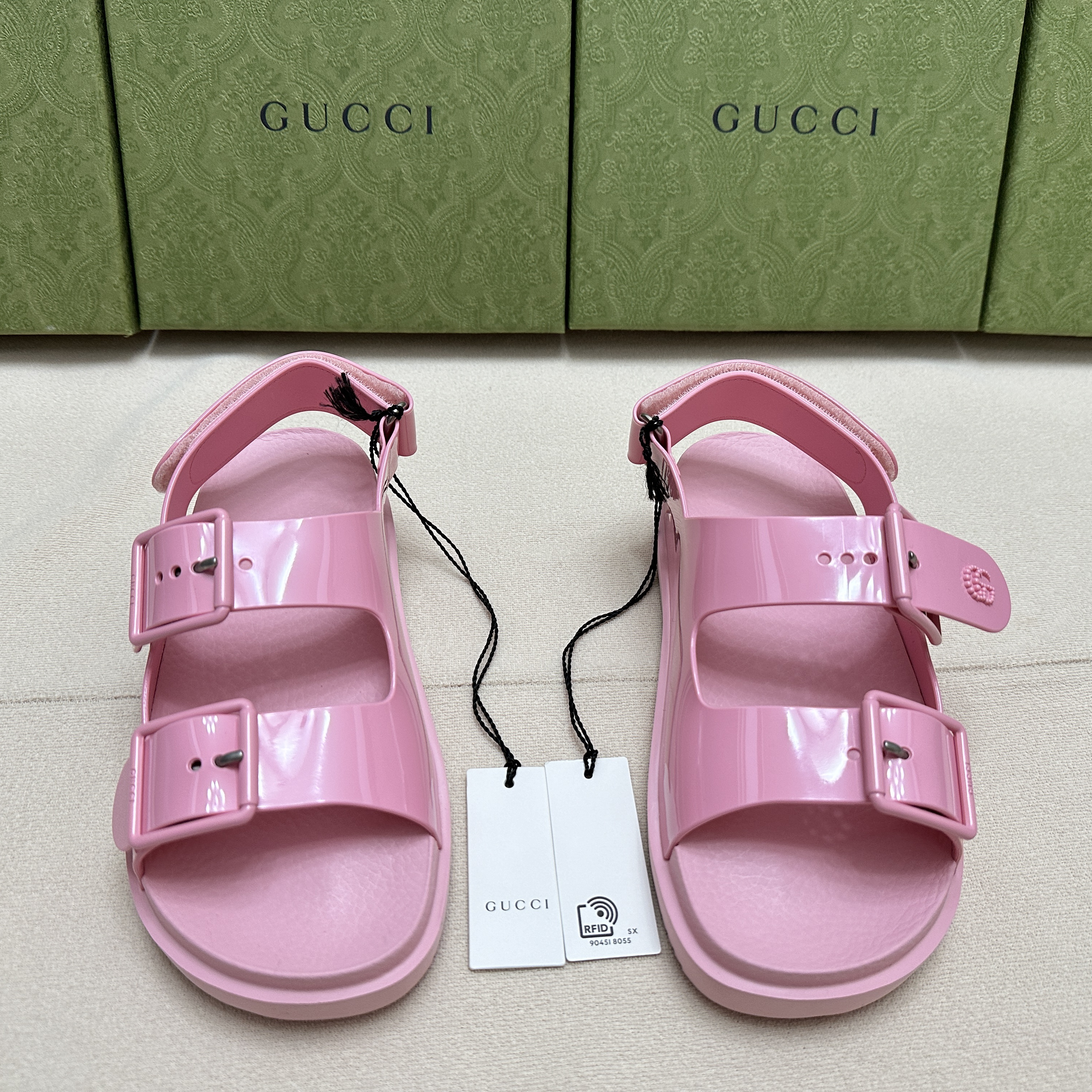 (W) Gucci Mini Double G Rubber Slide Sandal Wild Rose 착용 스타일 - 1