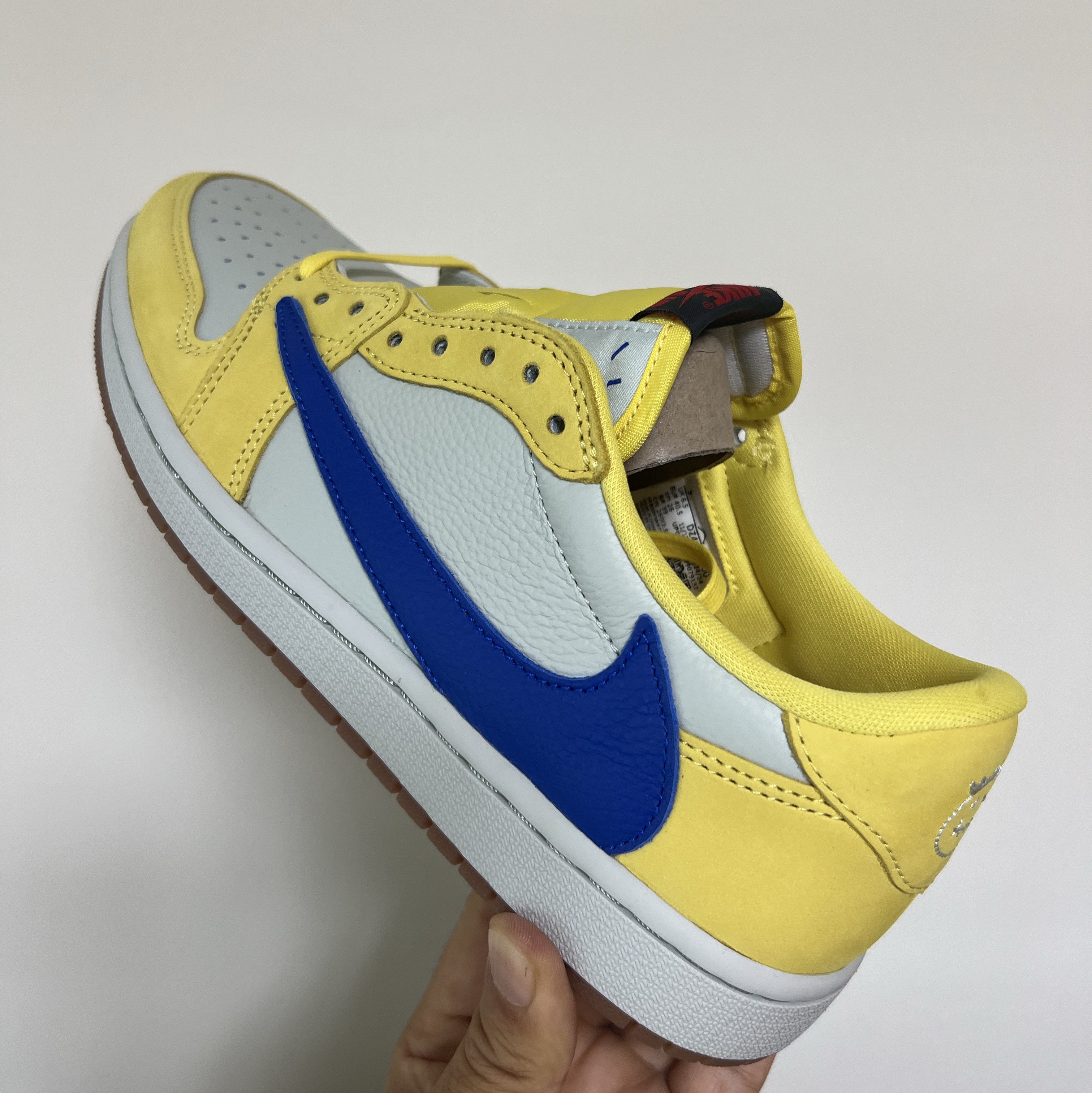 (W) Jordan 1 x Travis Scott Retro Low OG SP Canary 착용 스타일 - 2