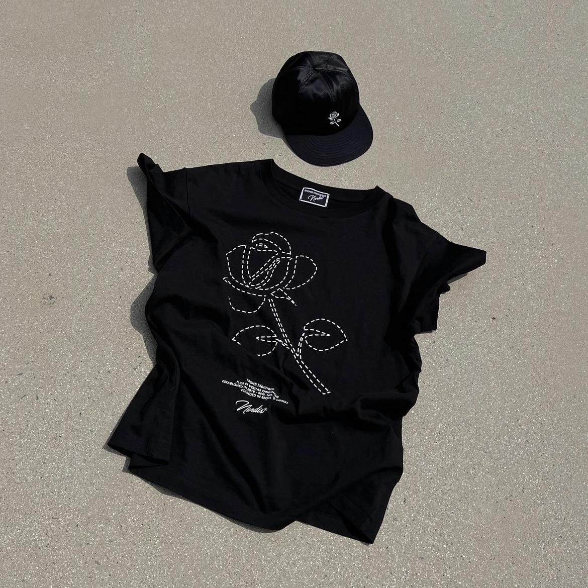 Mardi X Nardis Dot Rose T Shirt Box Fit Black 착용 스타일