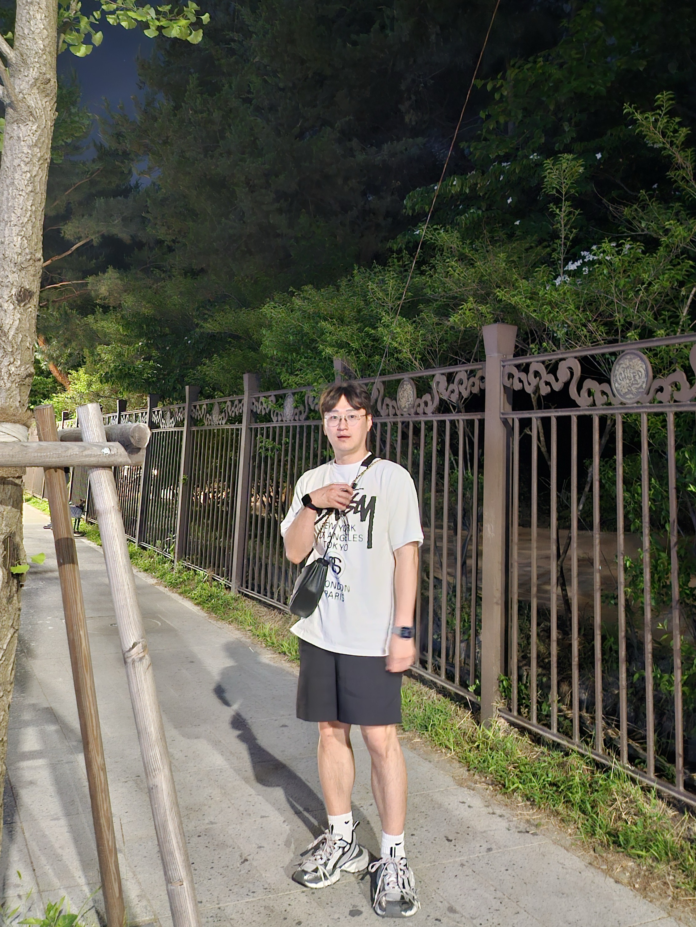 Stussy World Tour T-Shirt White, Balenciaga 3XL Sneakers Grey White Red 착용 스타일
