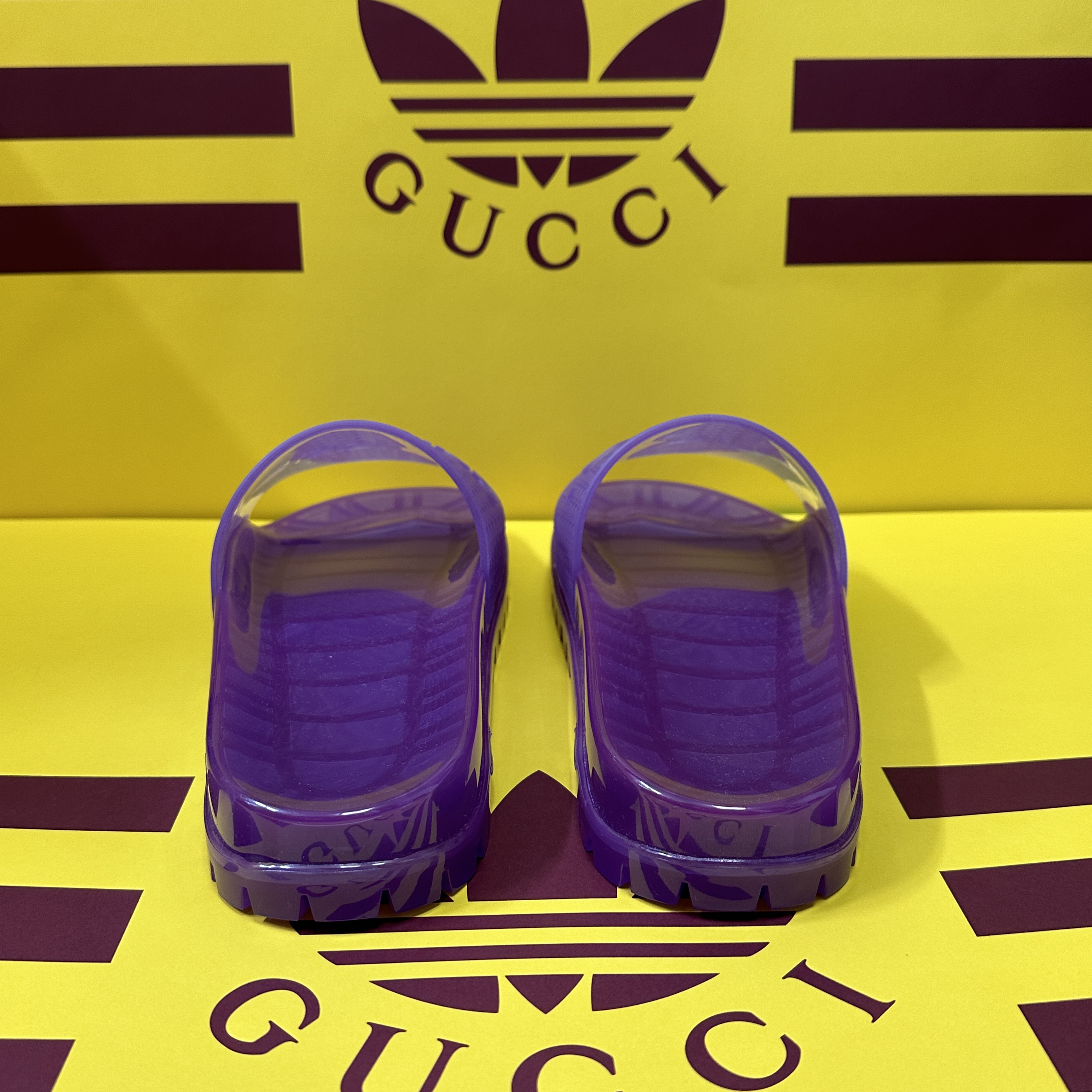 (W) Gucci x Adidas Slide Transparent Purple 착용 스타일 - 3