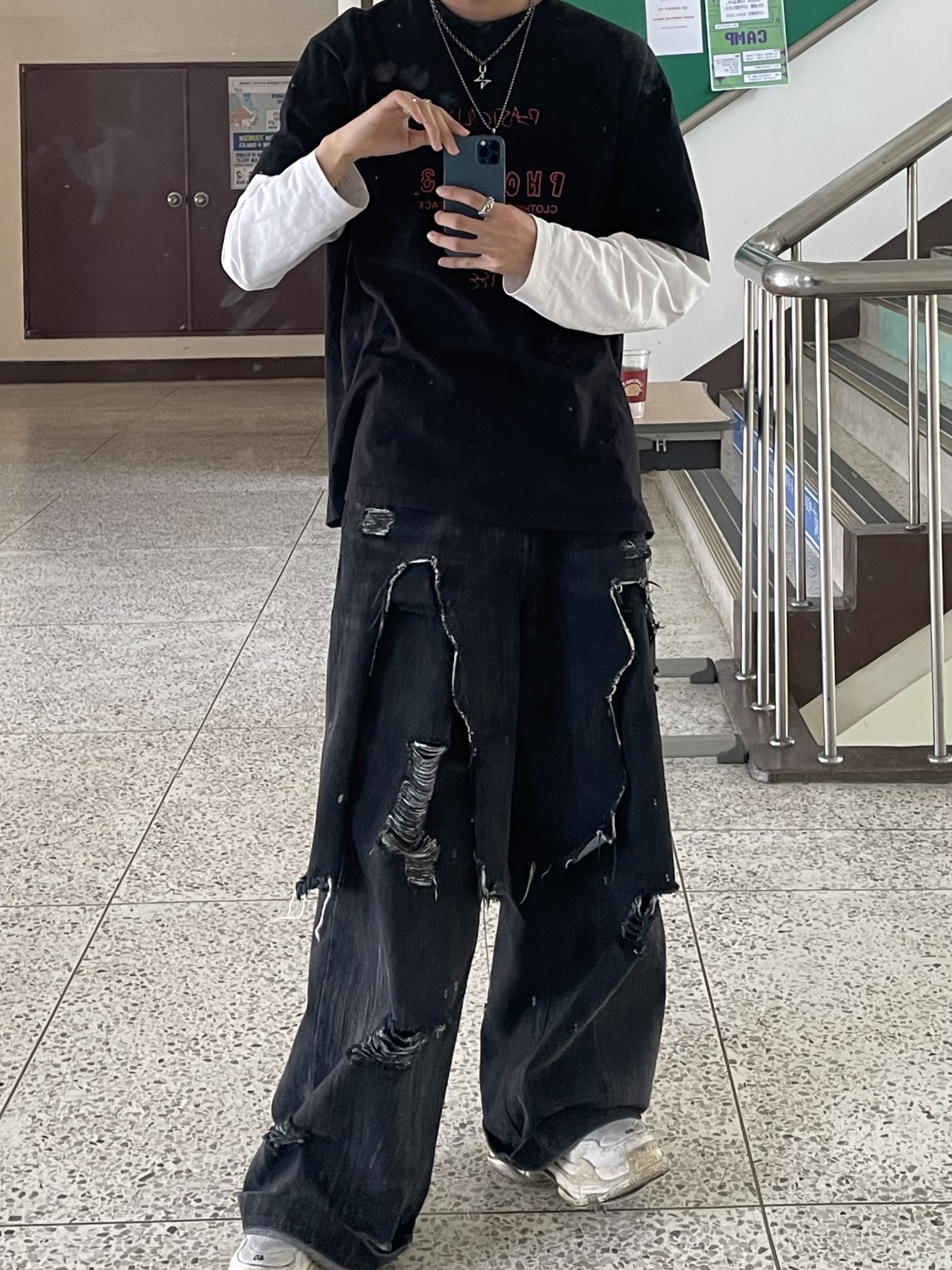 BLR Destroyed Black Denim Pants Black 착용 스타일 - 1