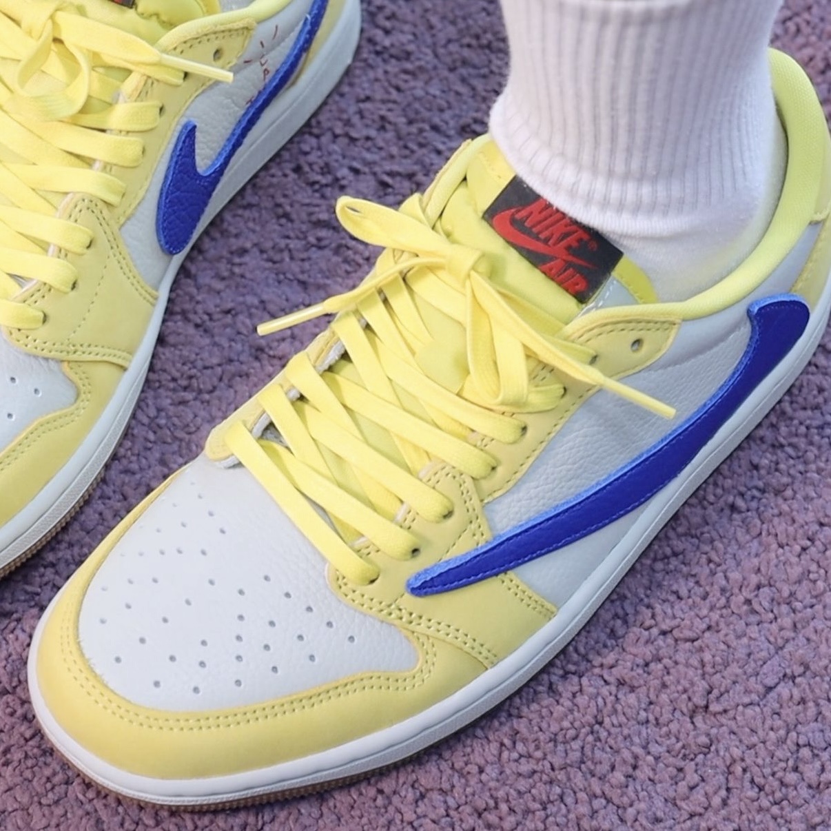 (W) Jordan 1 x Travis Scott Retro Low OG SP Canary 착용 스타일 - 8