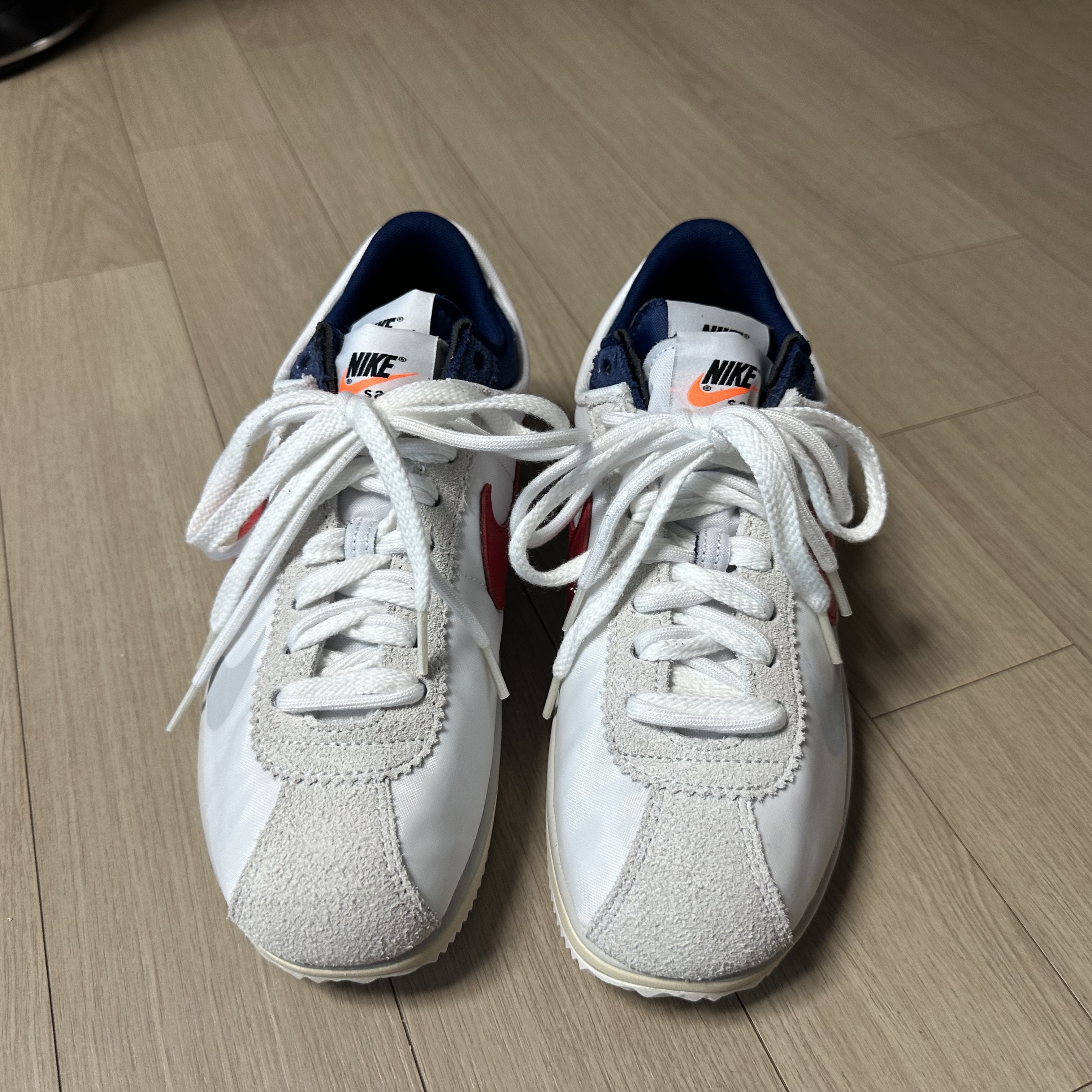 Nike x Sacai Zoom Cortez SP White and University Red 착용 스타일 - 2