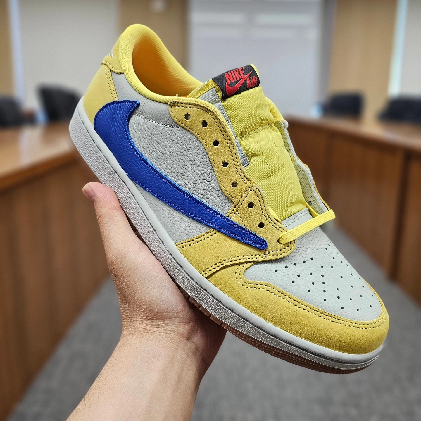 (W) Jordan 1 x Travis Scott Retro Low OG SP Canary 착용 스타일 - 1