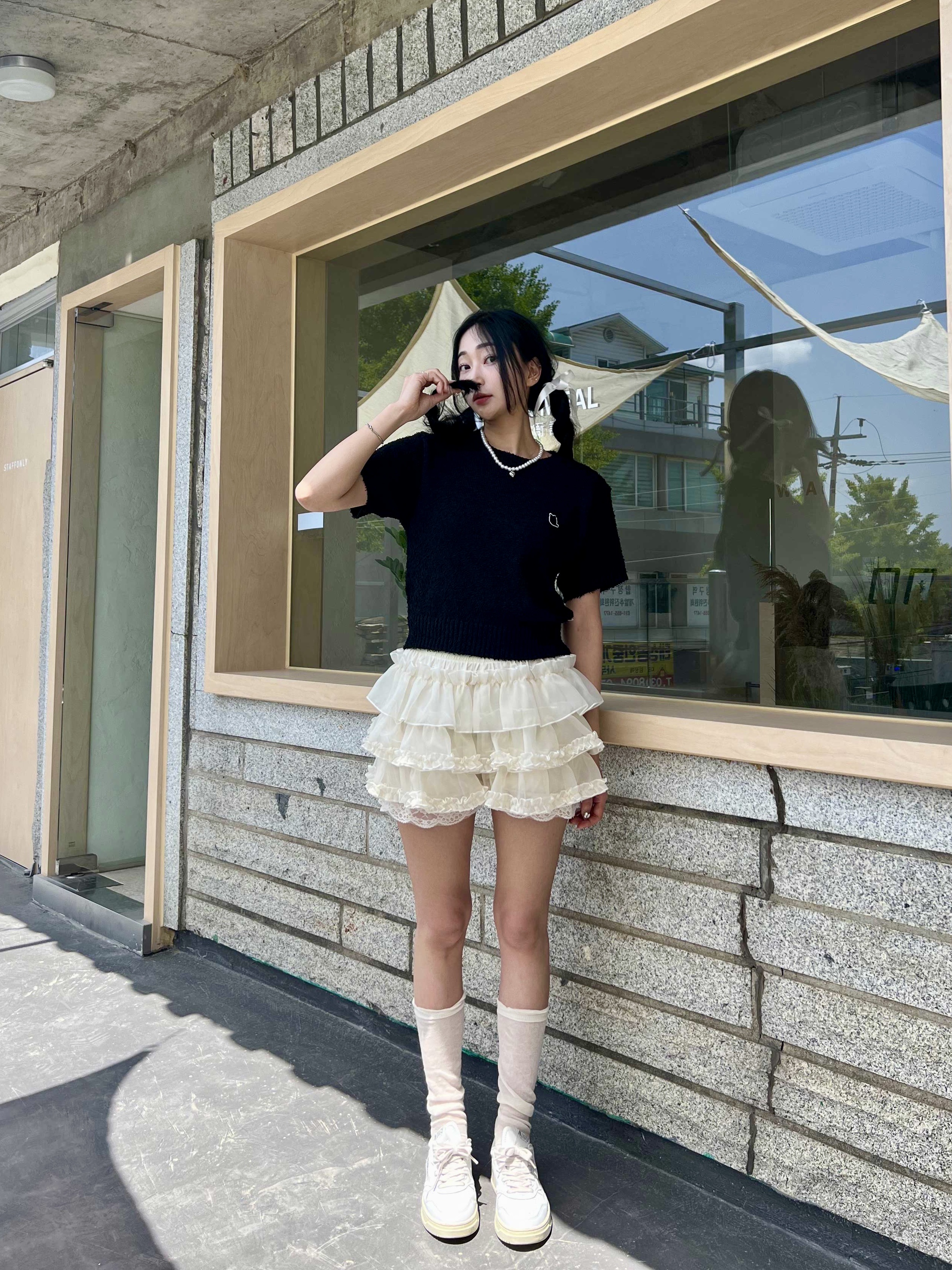 샤넬 코코 크러쉬 링 퀼티드 모티프 스몰 & 18K 화이트 골드, (W) 오트리 메달리스트 로우 레더 스니커즈 화이트 핑크 착용 스타일 - 2