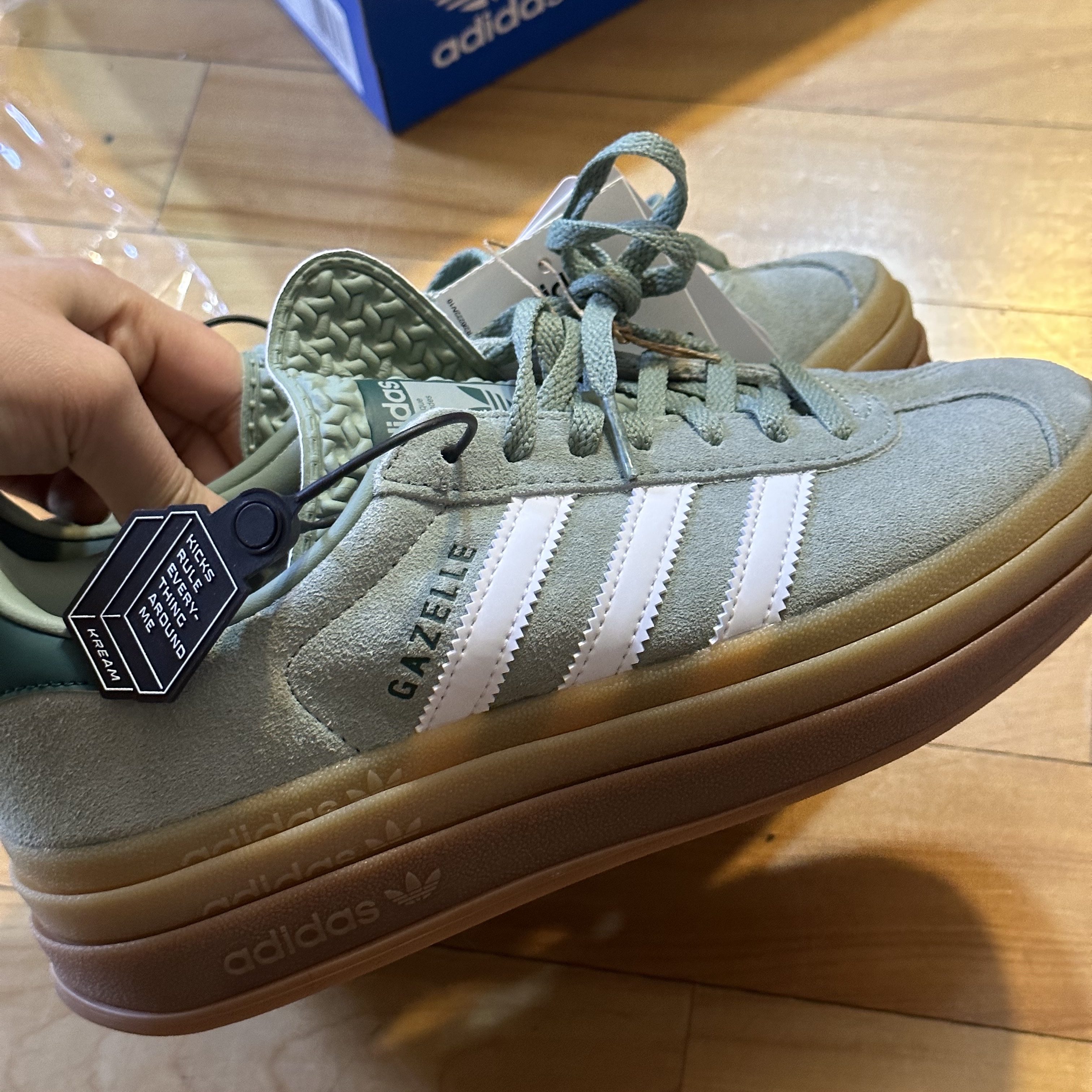 (W) Adidas Gazelle Bold Silver Green Cloud White 착용 스타일