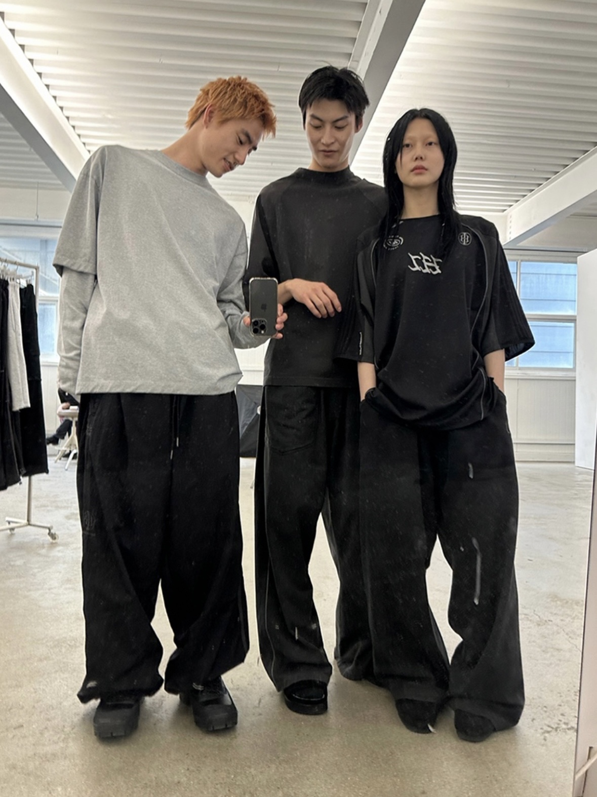 폴리테루 휴먼인덱스 인덱스 스웨트팬츠 차콜, 폴리테루 휴먼인덱스 휴먼 점보 1/2 티셔츠 그레이 착용 스타일 - 3