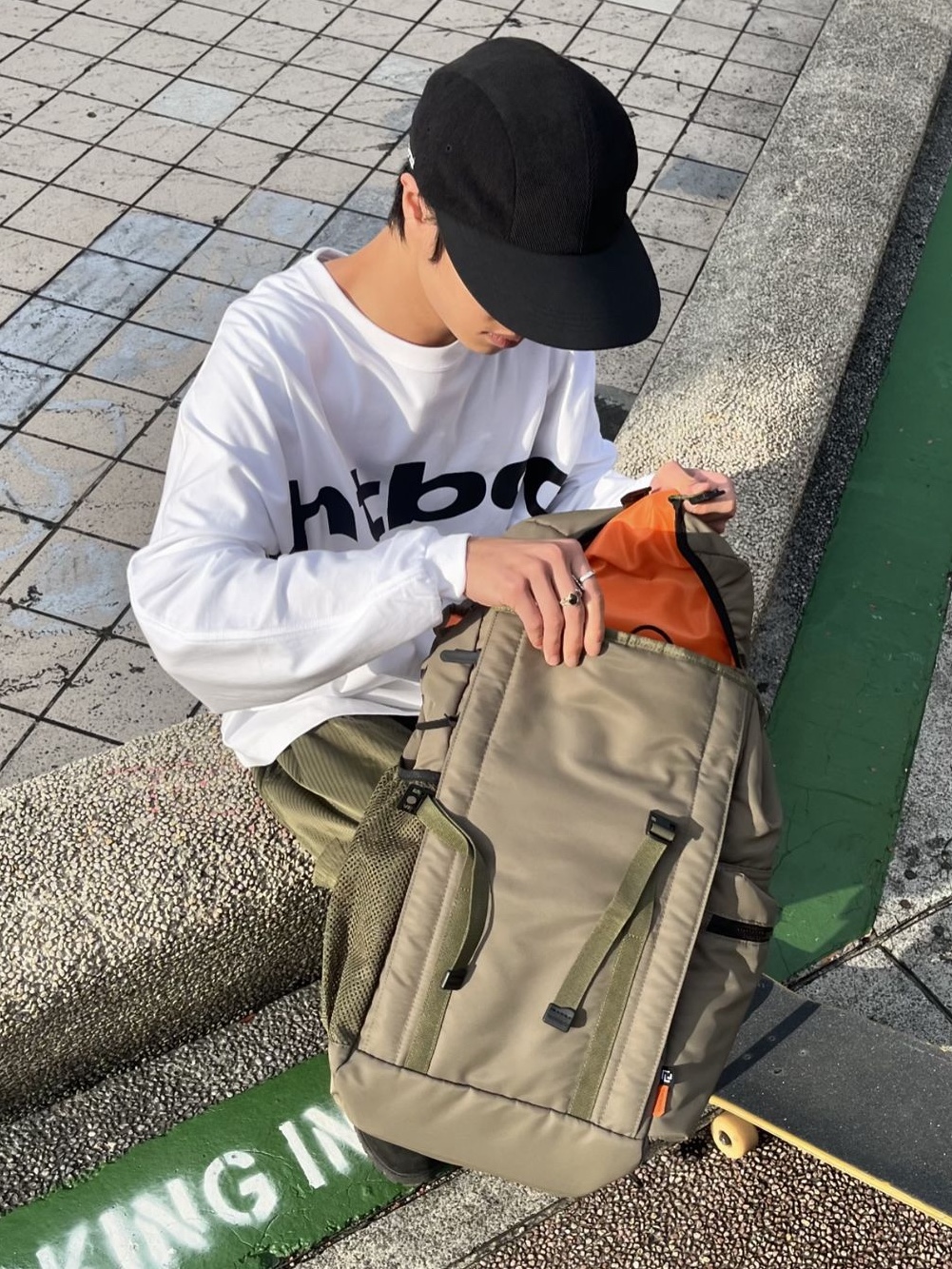 Tightbooth Big Logo LS T-Shirt White 착용 스타일 - 6