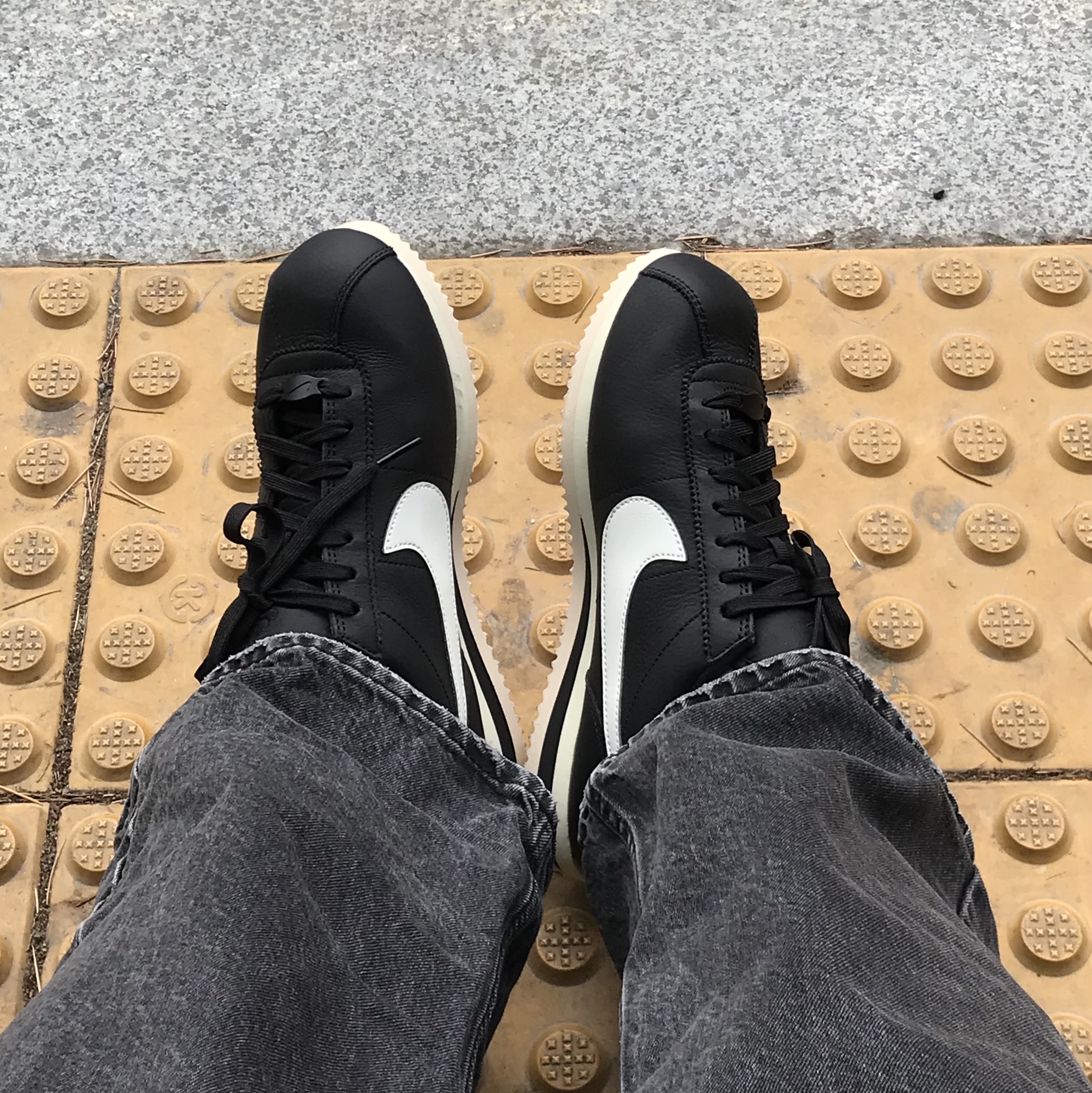 (W) Nike Cortez Black and Sail 착용 스타일 - 2