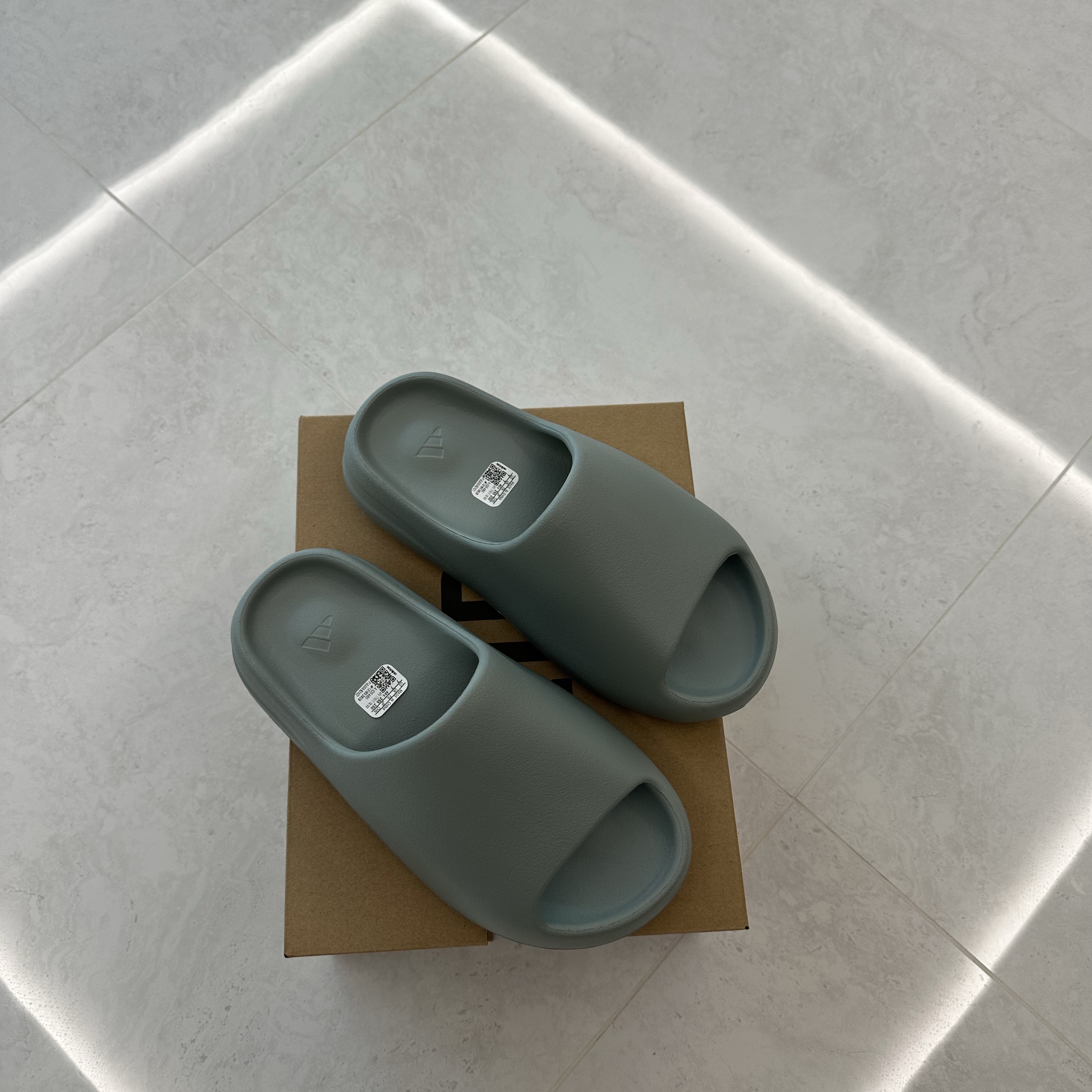 Adidas Yeezy Slide Salt 착용 스타일 - 2